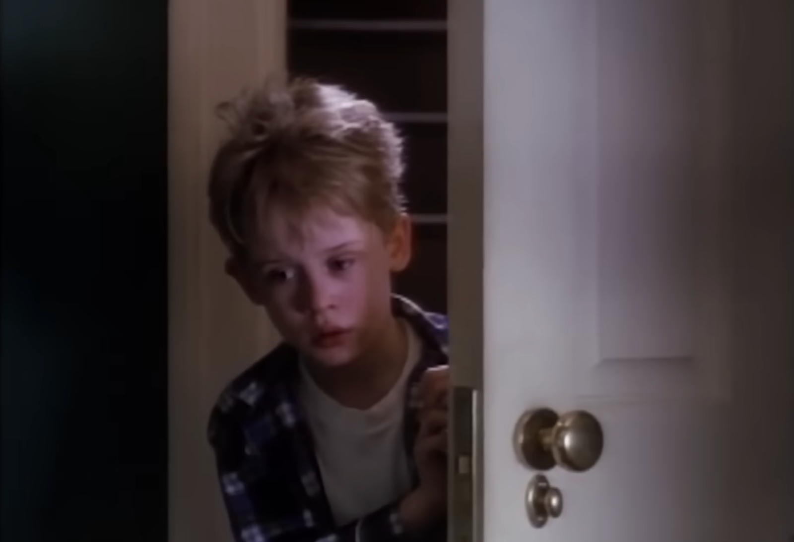 Macaulay Culkin starred as Kevin McCallister in "Home Alone," catapulting to fame at just ten years old. His clever and mischievous character became an iconic part of holiday cinema, making Culkin one of the most recognized child stars of the '90s. | Source: YouTube/Rotten Tomatoes Classic Trailers