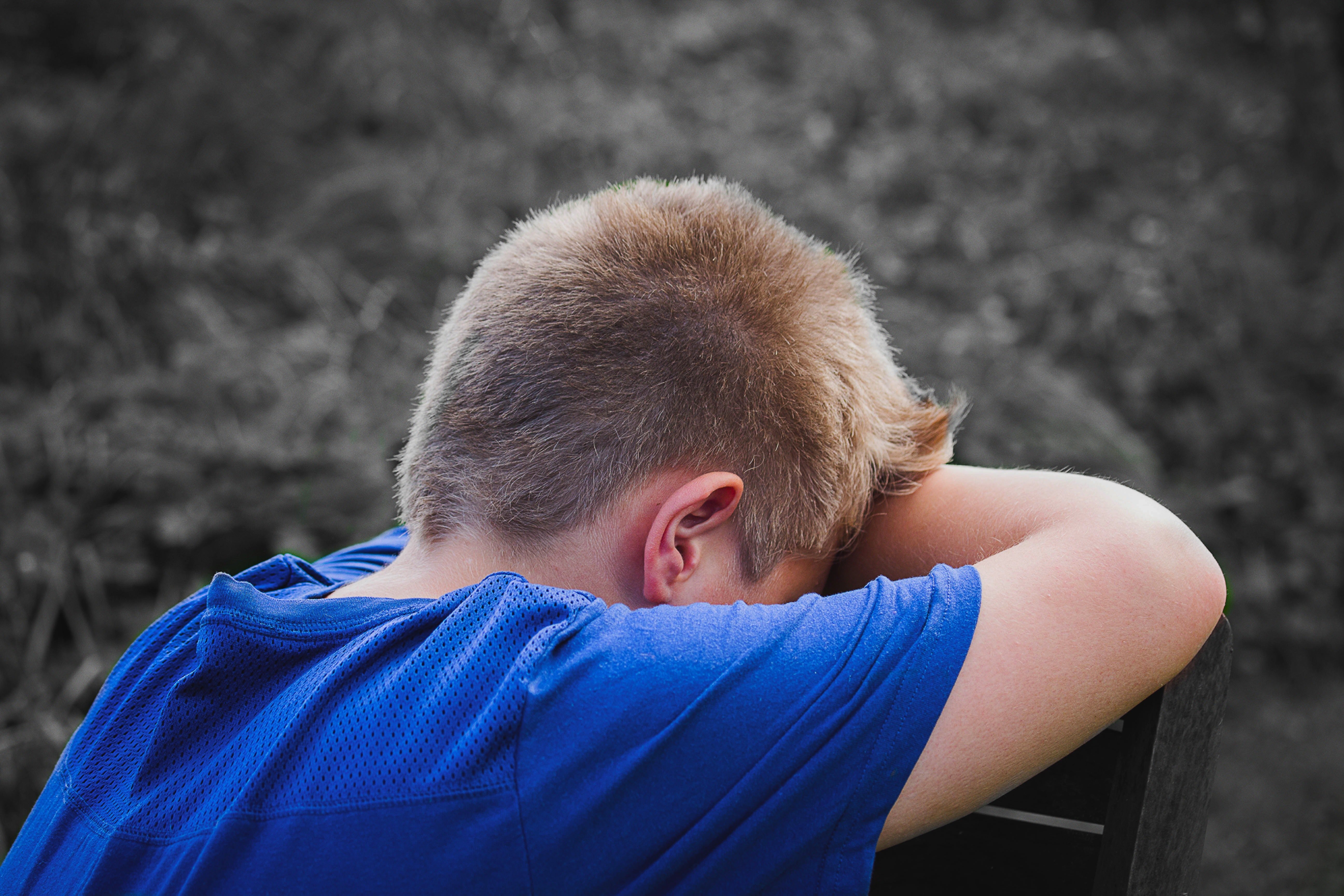 A sad boy puts down his head. | Source: Pixabay