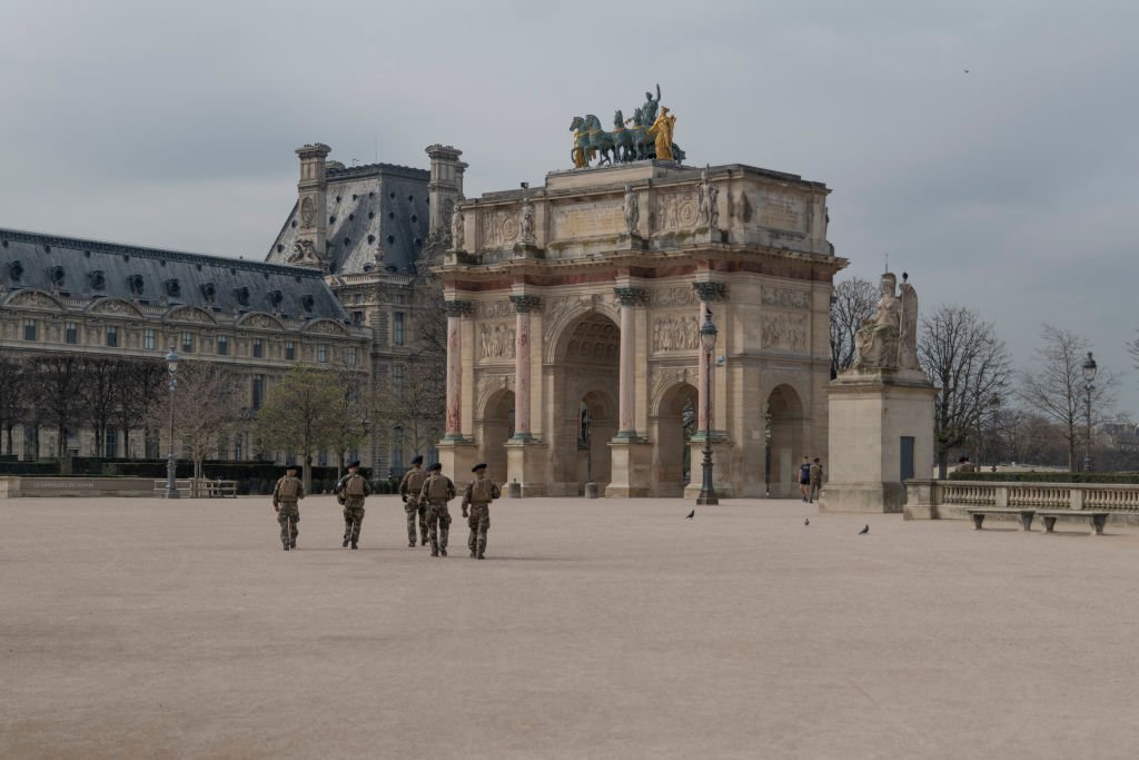 Des patrouilles près du Louvres le 17 mars 2020, s'assurant que le confinement est bien respecté. l Source : Getty Images