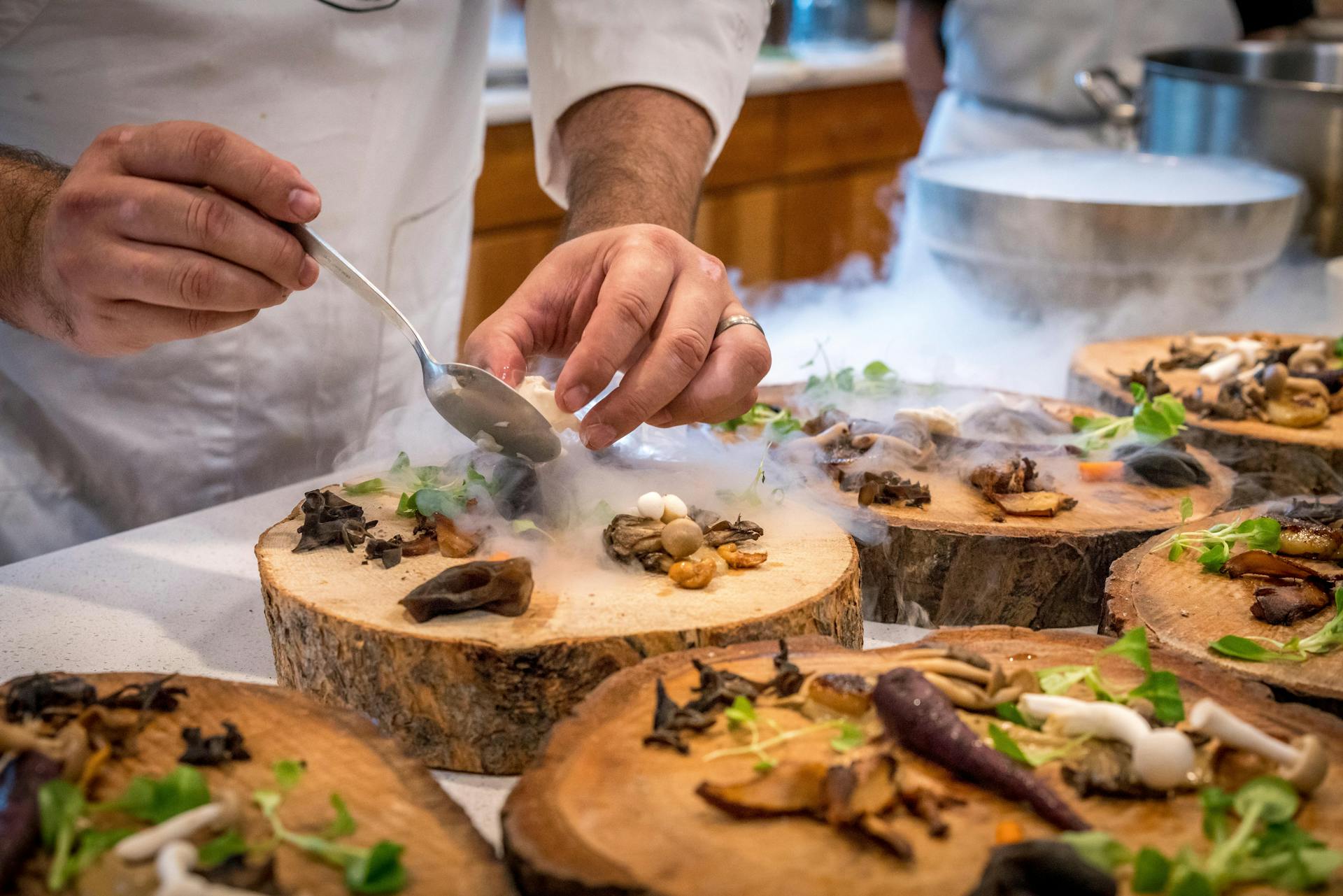 A chef plating up a dish | Source: Pexels