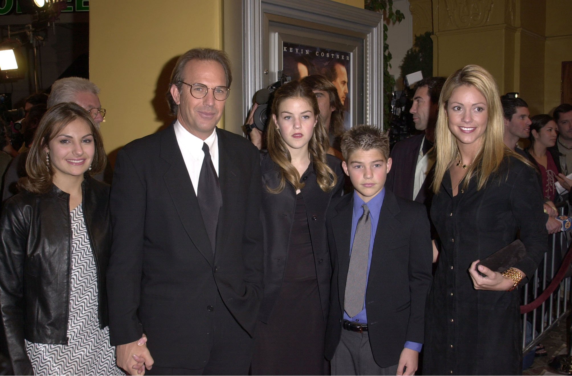 Kevin Costner, o zamanki kız arkadaşı Christine Baumgartner ve çocukları: Joe, Annie ve Lily "On Üç Gün" 2000 yılında prömiyer. |  Kaynak: Getty Images