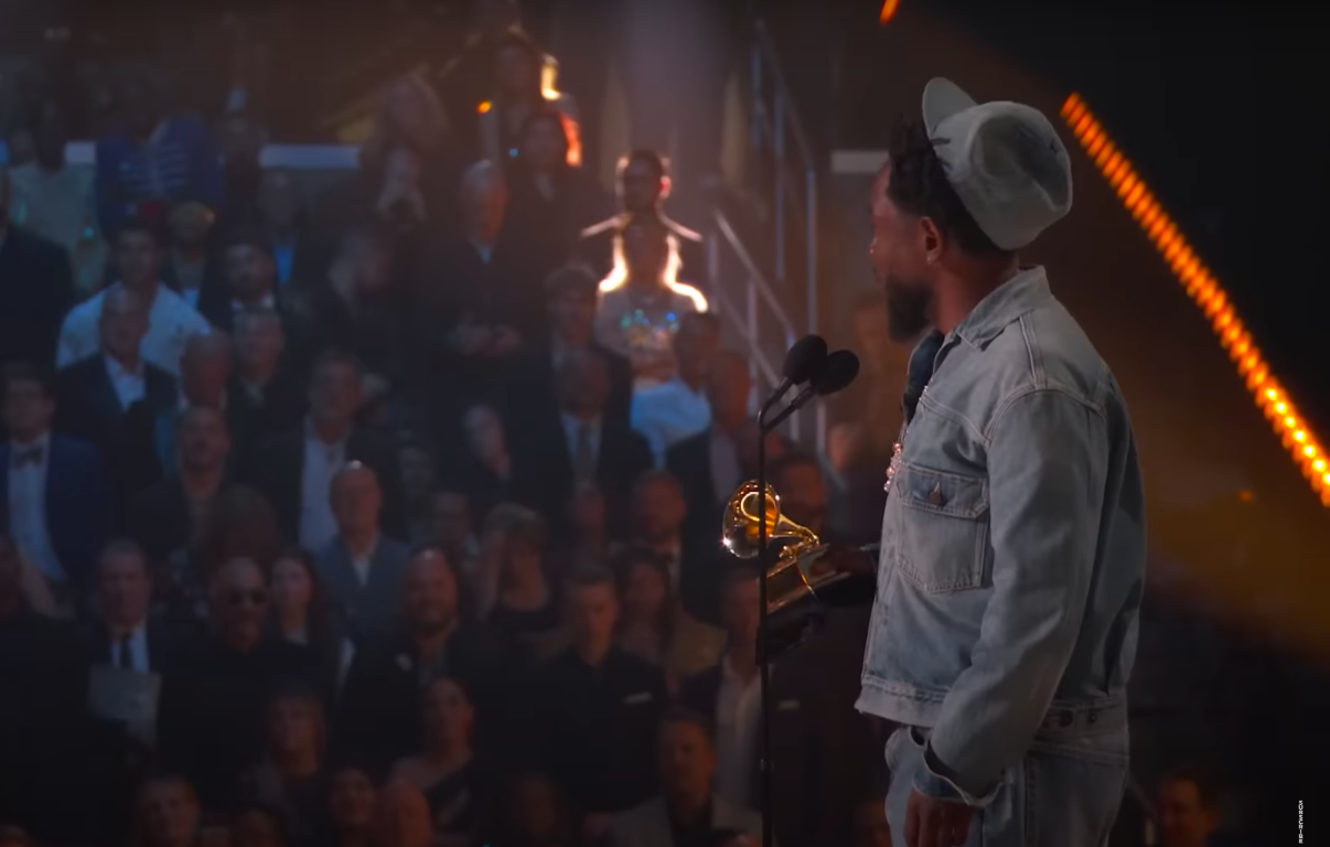 Kendrick Lamar giving his acceptance speech as the audience looks on. | Source: YouTube/Recording Academy/Grammys