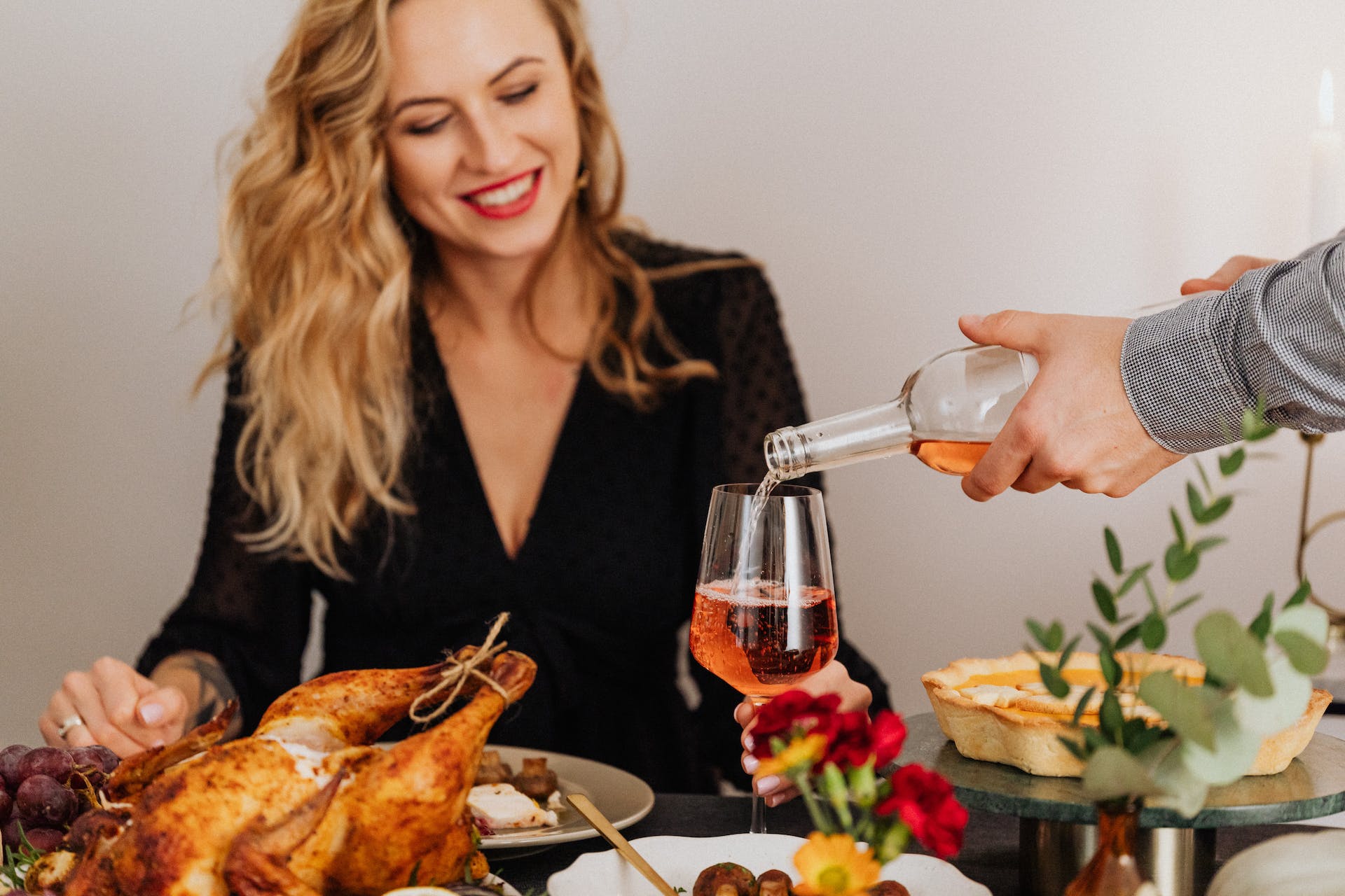 Man pouring wine into woman's glass | Source: Pexels