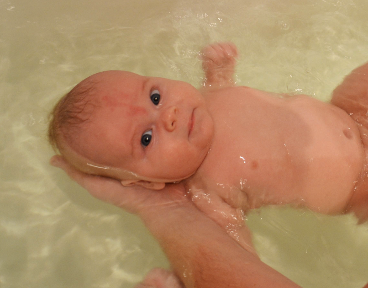The baby is bathed in a bathtub | Source: Flickr