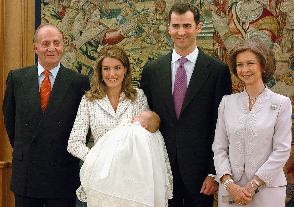 Felipe VI y Letizia con su hija Leonor en brazos, junto al rey Juan Carlos y la reina Sofía en su bautizo el 14 de enero de 2006 en Madrid, España.| Foto: Getty Images