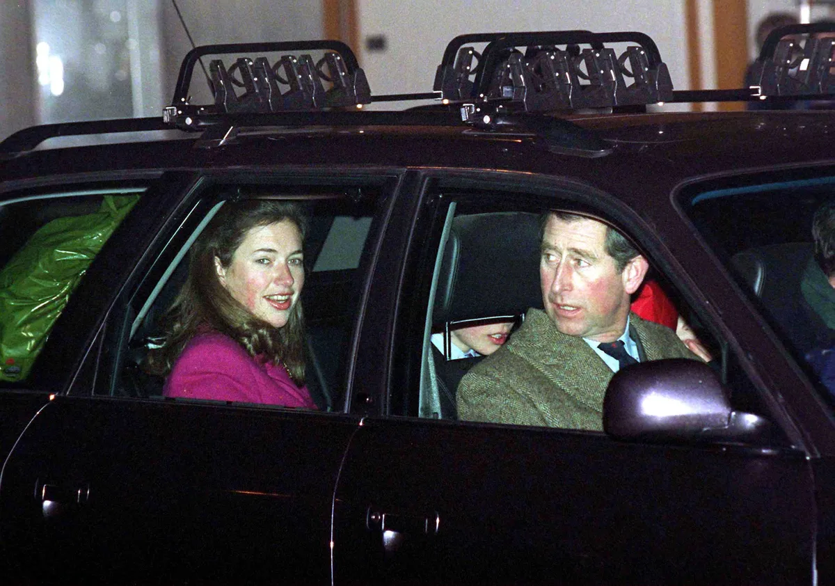 Príncipe Charles con sus hijos y Tiggy Legge-bourke en el aeropuerto de Zúrich en 1996. | Foto: Getty Images