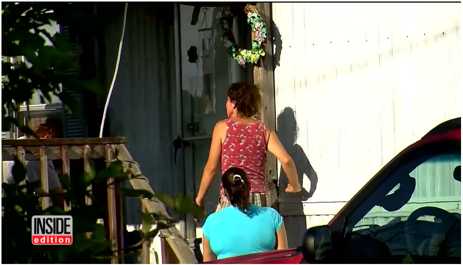 Erin Moran at her trailer park home in Corydon, Indiana during her last days alive | Source: YouTube.com/Inside Edition