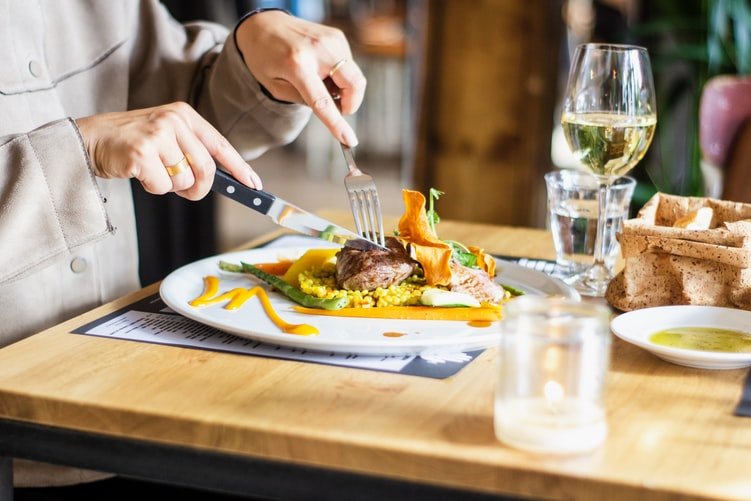 Quelqu'un entrain de manger. | Photo : Unsplash
