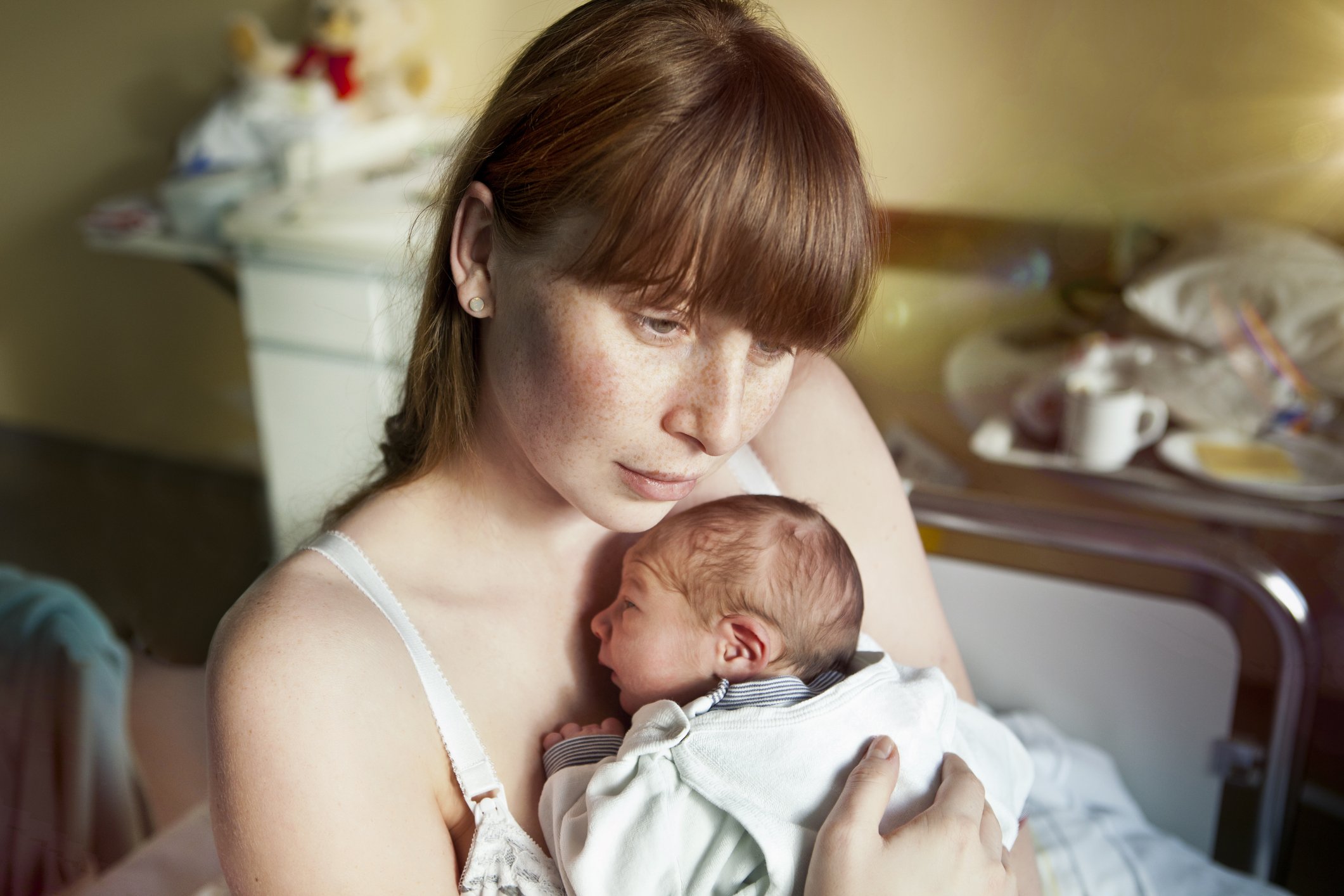 Mutter hält ihr Neugeborenes im Krankenzimmer I Quelle: Getty Images