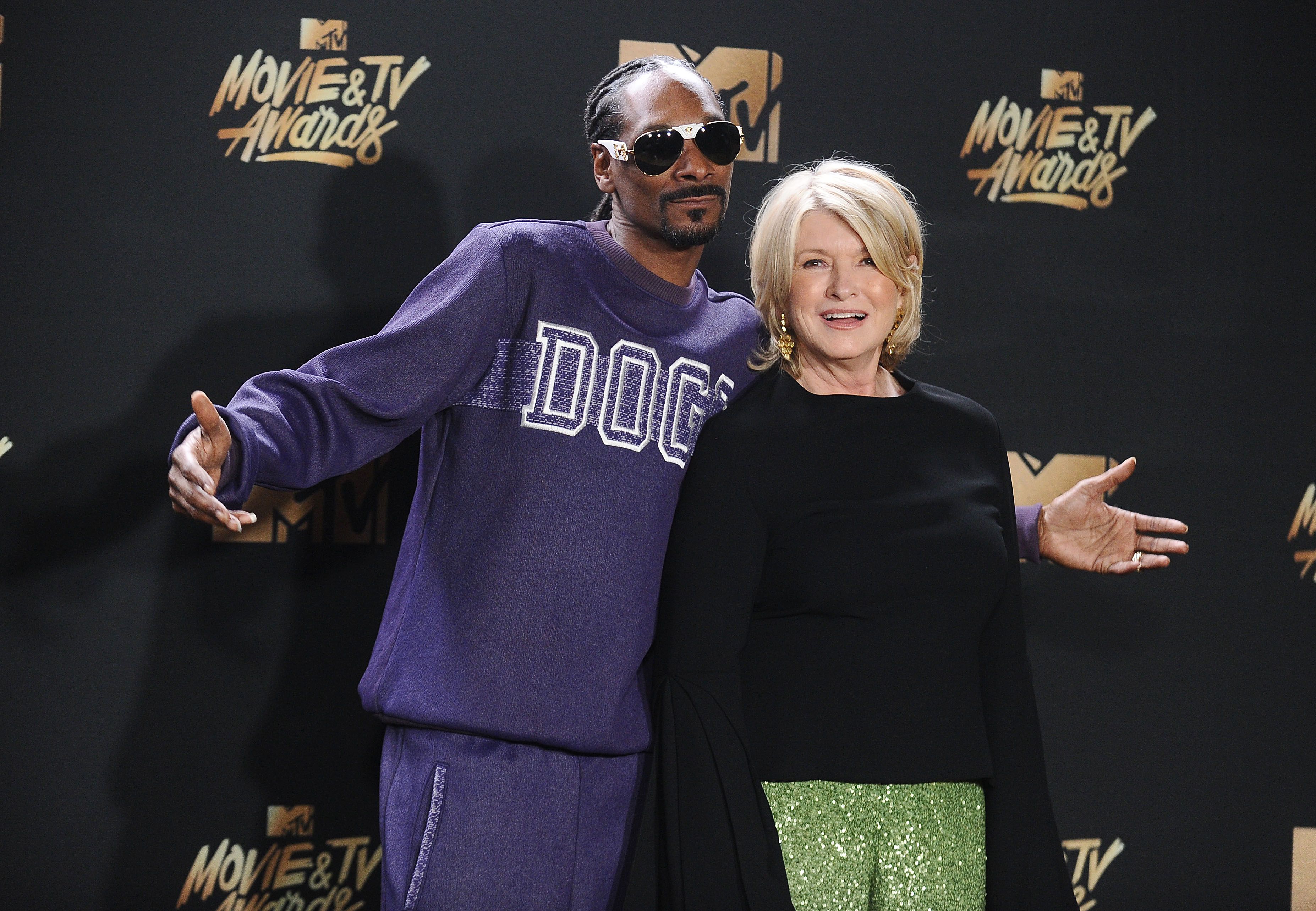 Snoop Dogg and Martha Stewart pose in the press room at the 2017 MTV Movie and TV Awards at The Shrine Auditorium on May 7, 2017 | Photo: Getty Images