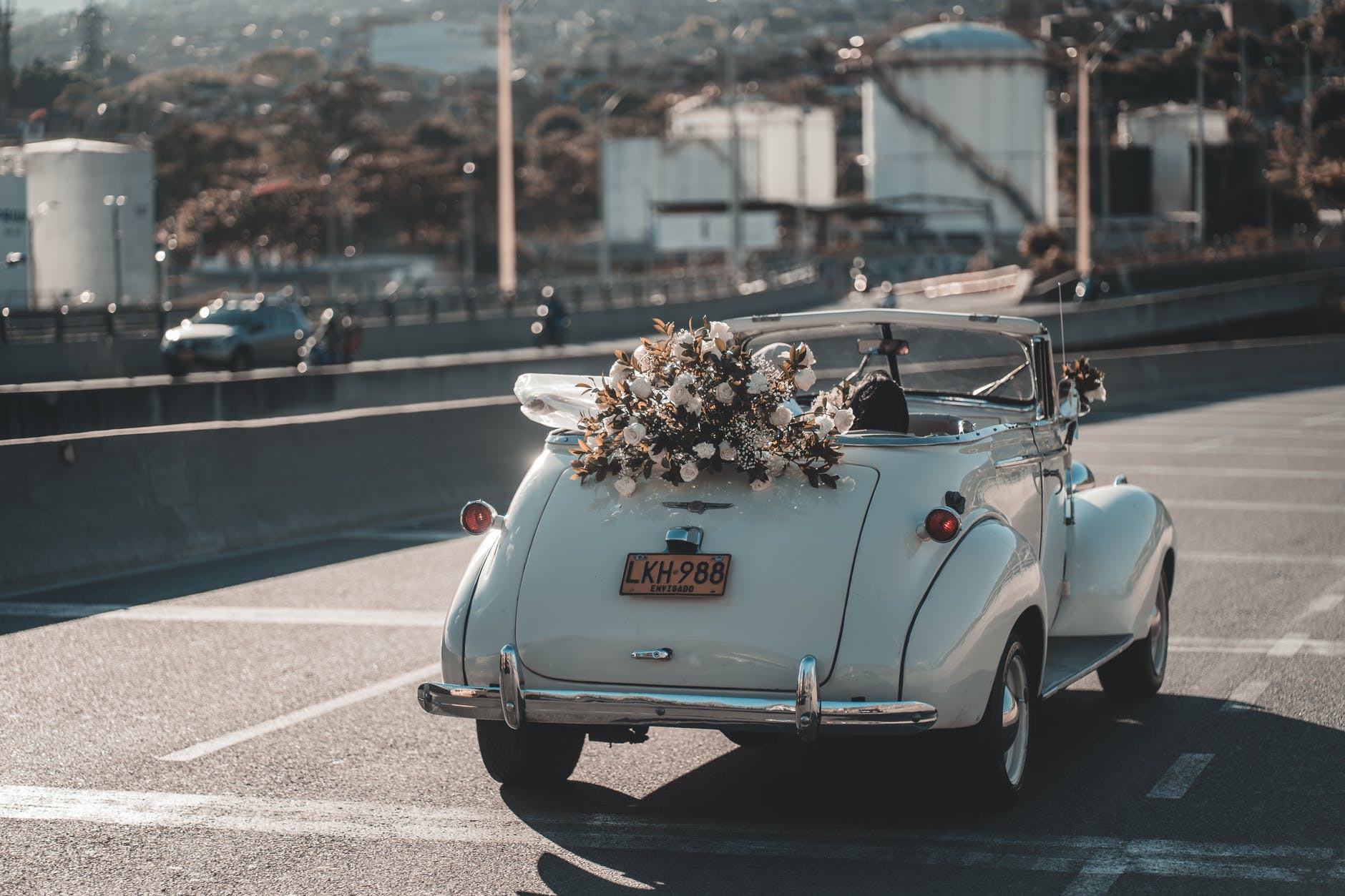 Un vehículo descapotado decorado con flores. | Foto: Pexels