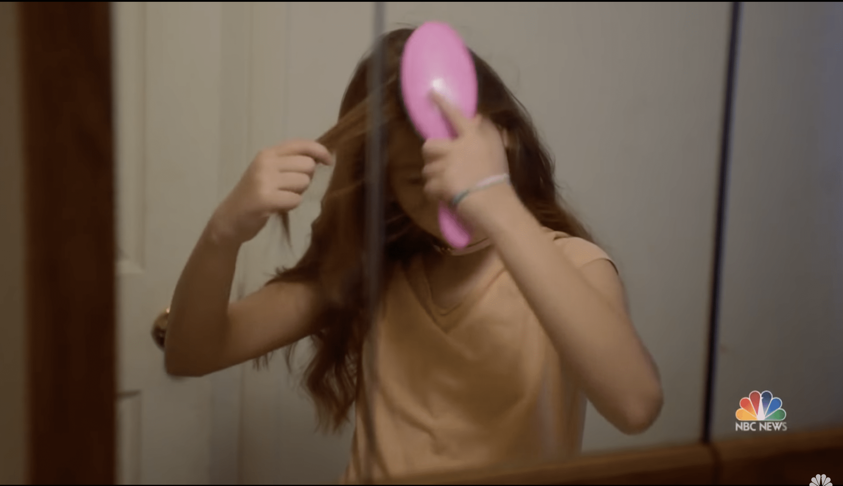 Isabella Pieri luchaba por arreglarse el cabello todas las mañanas. | Foto: YouTube/NBC News