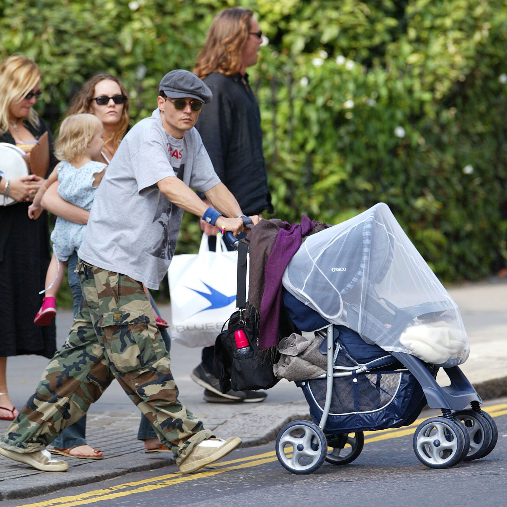 Johnny Depp, Vanessa Paradis und ihre beiden Kinder in London im Jahr 2002 | Quelle: Getty Images