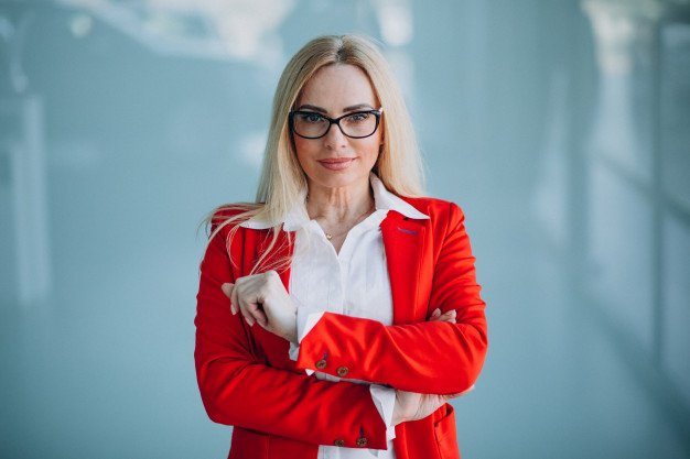 Mujer luciendo una chaqueta roja. │Foto: Freepik Mujer luciendo una chaqueta roja. │Foto: Freepik