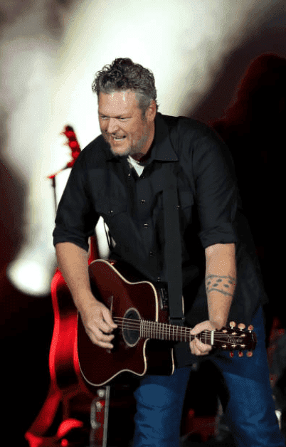 Blake Shelton performs onstage in front of a microphone stand during the ATLive 2019 concert, at Mercedes-Benz Stadium, on November 15, 2019 in Atlanta, Georgia | Source: Carmen Mandato/Getty Images.