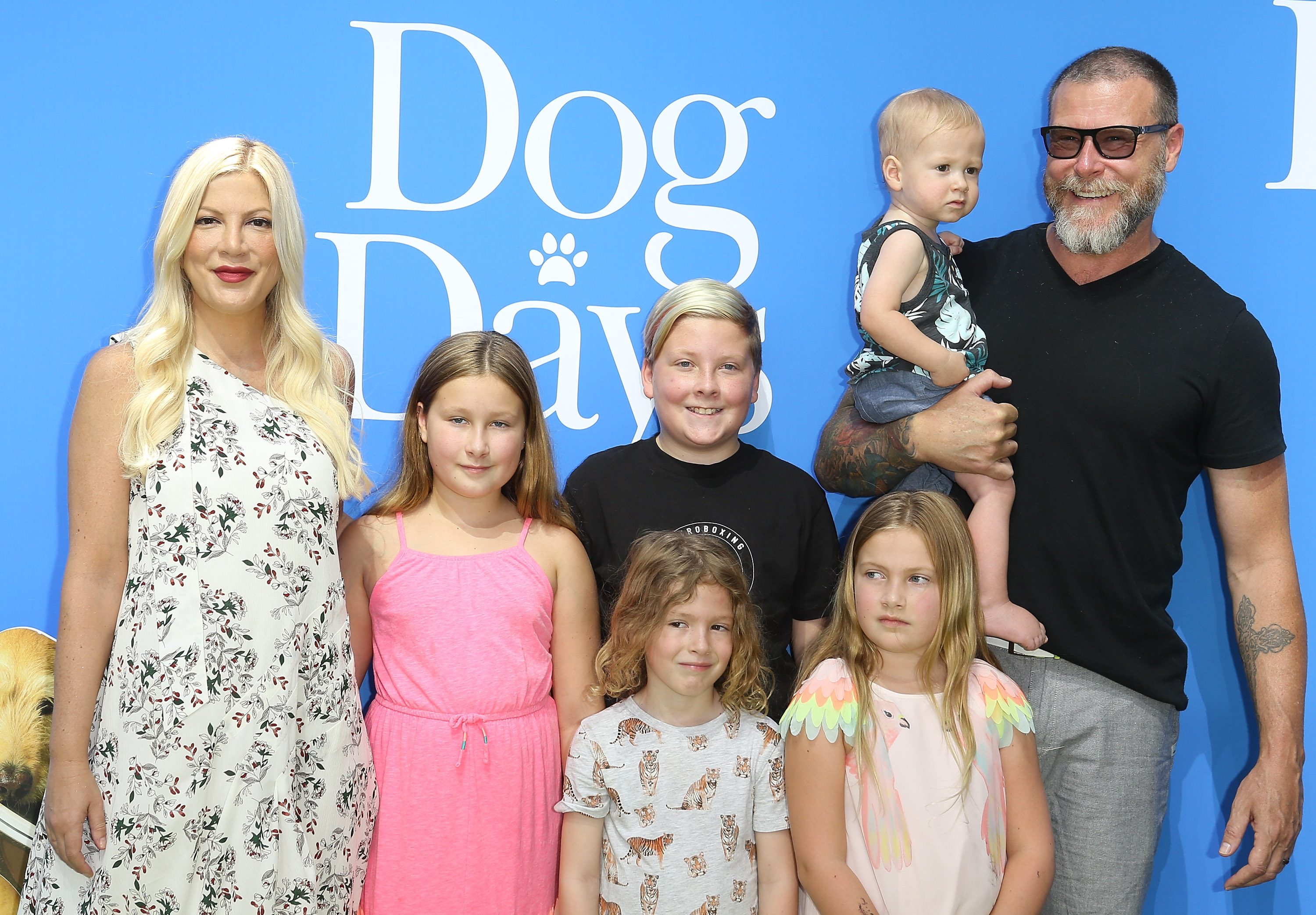 Tori Spelling and Dean McDermott with all their kids at the premiere of "Dog Days" in Century City, California on August 5, 2018  | Source: Getty Images