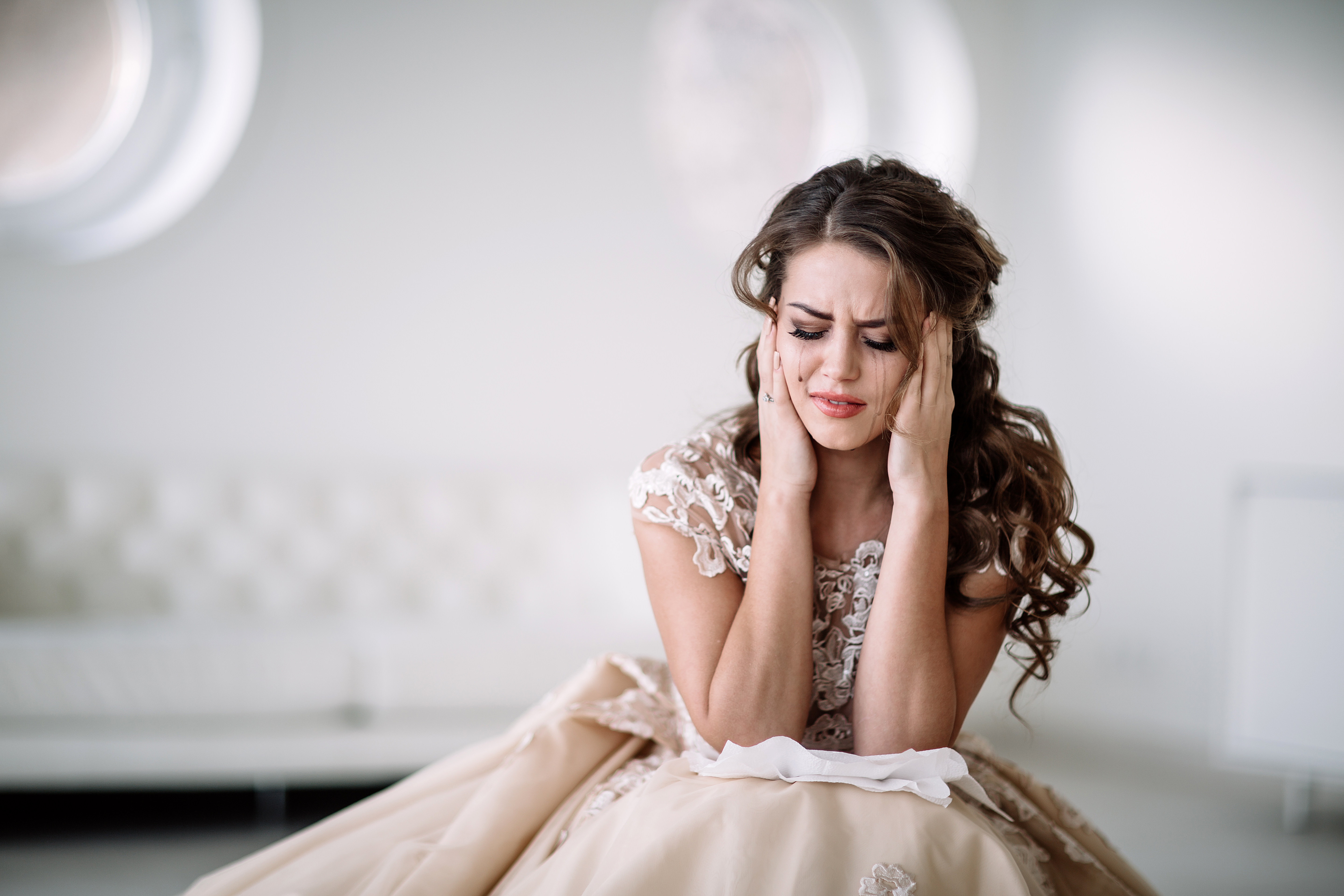 A bride crying | Source: Shutterstock