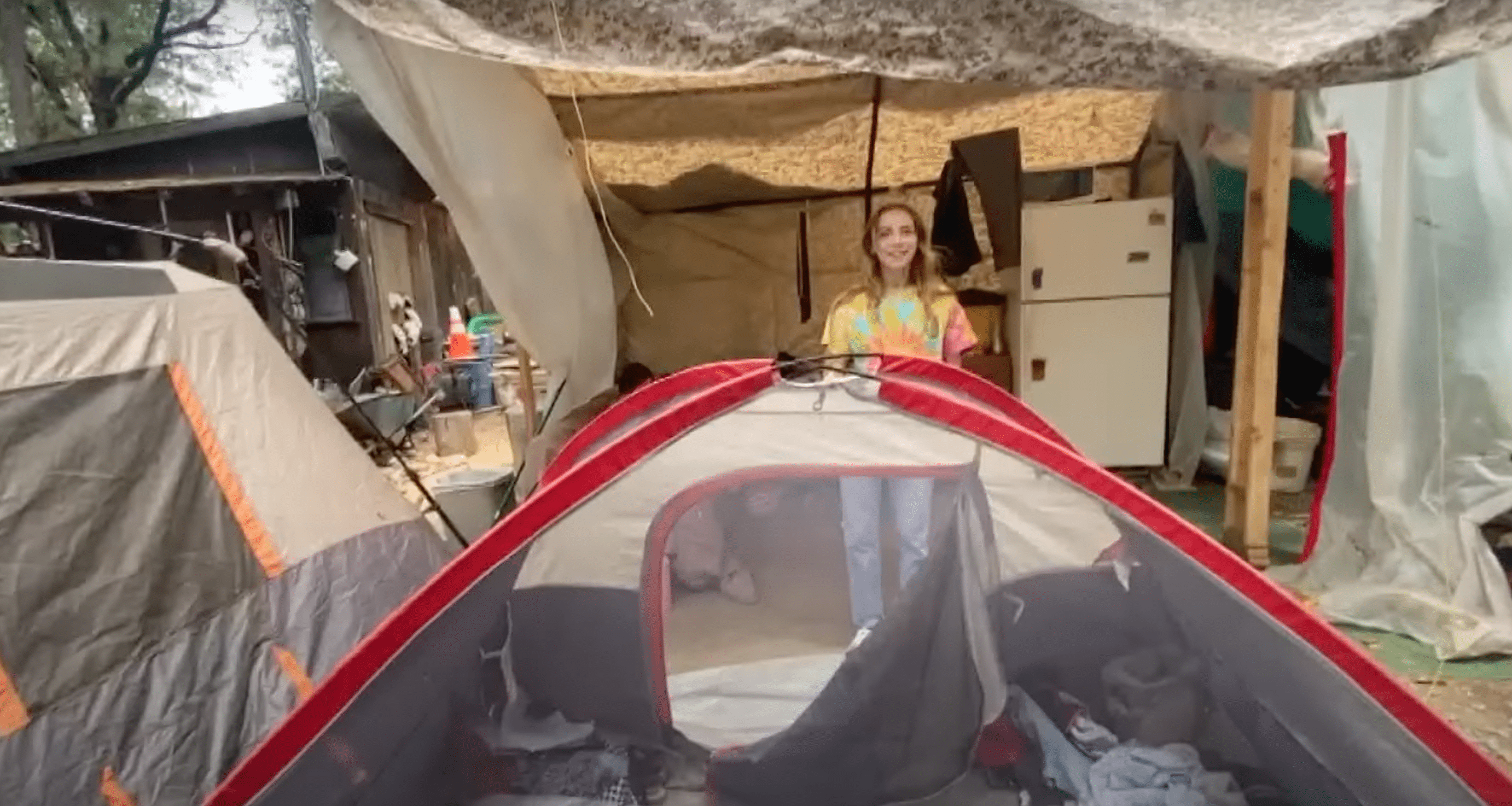 La famille Hatch a vécu dans des tentes après qu'un incendie ait détruit leur maison. | Source : youtube.com/ABC10