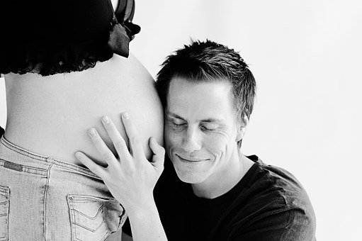 Mann und Bauch einer Schwangeren | Quelle: Pixabay