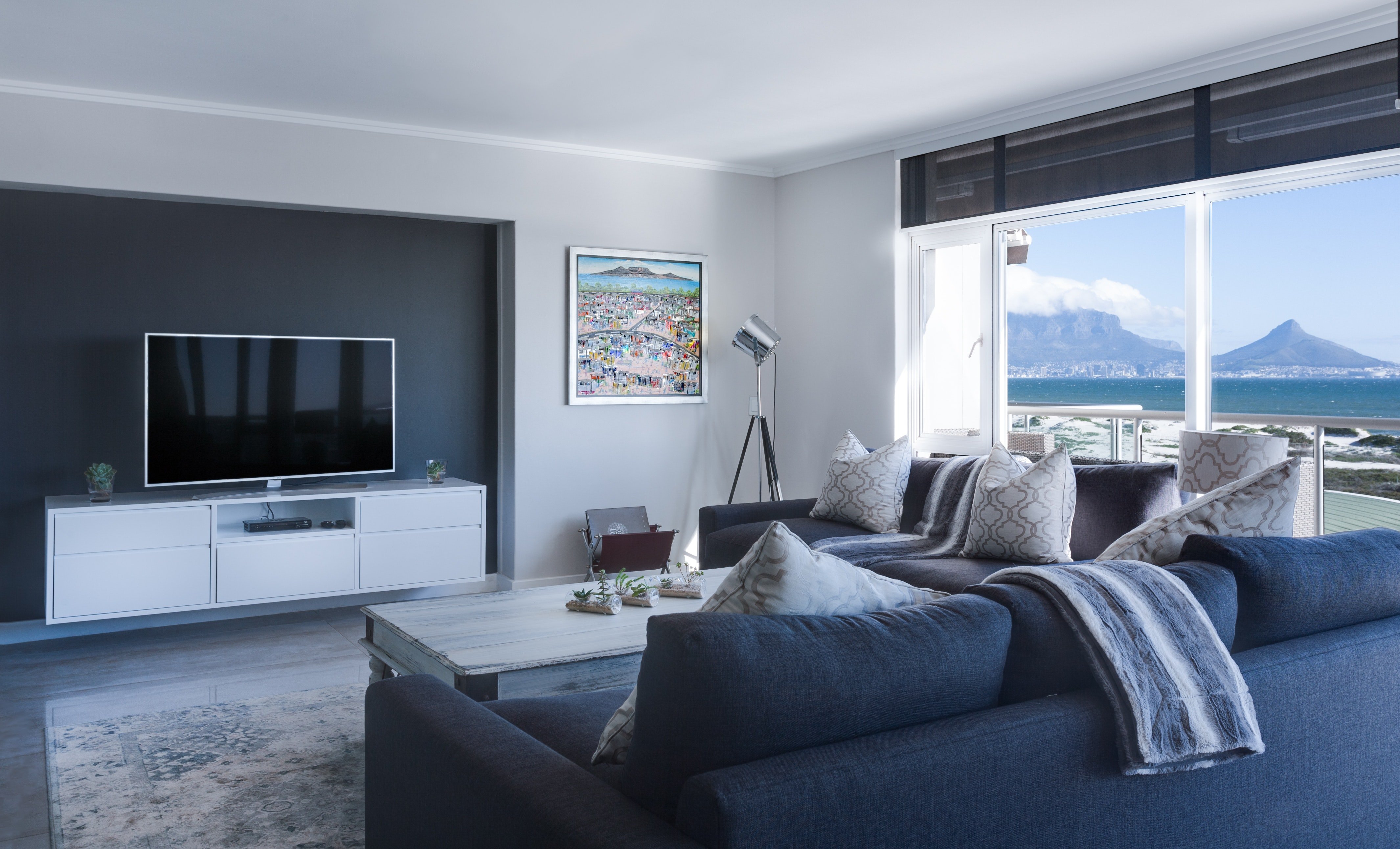 Pictured - A living room with an ocean view | Source: Pexels
