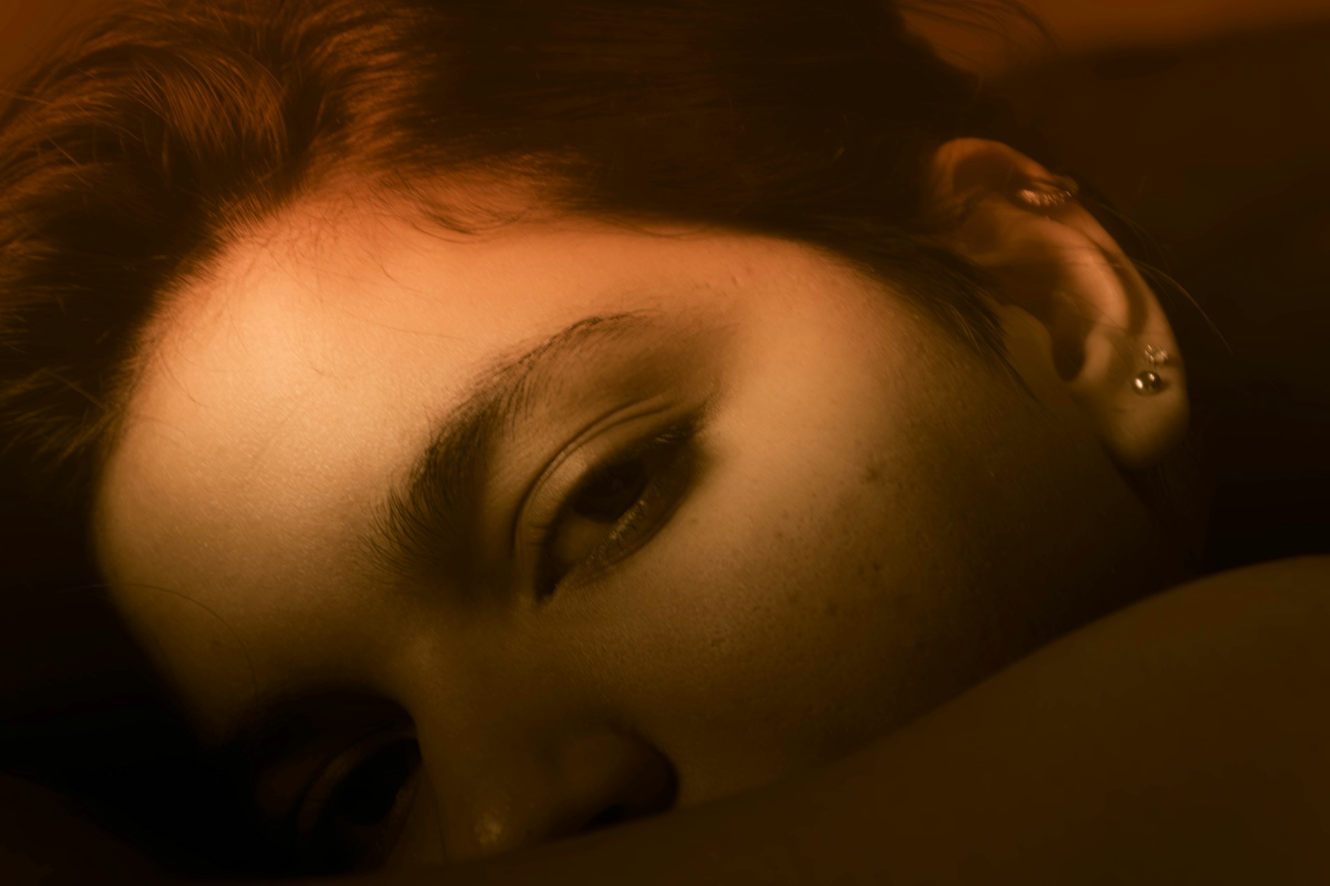 Close-up shot of a thoughtful woman | Source: Unsplash