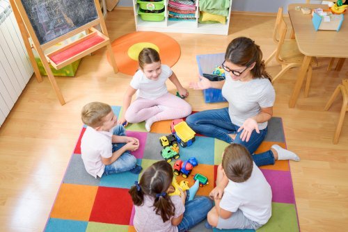 A pre-school teacher talking to her students. | Source: Shutterstock.