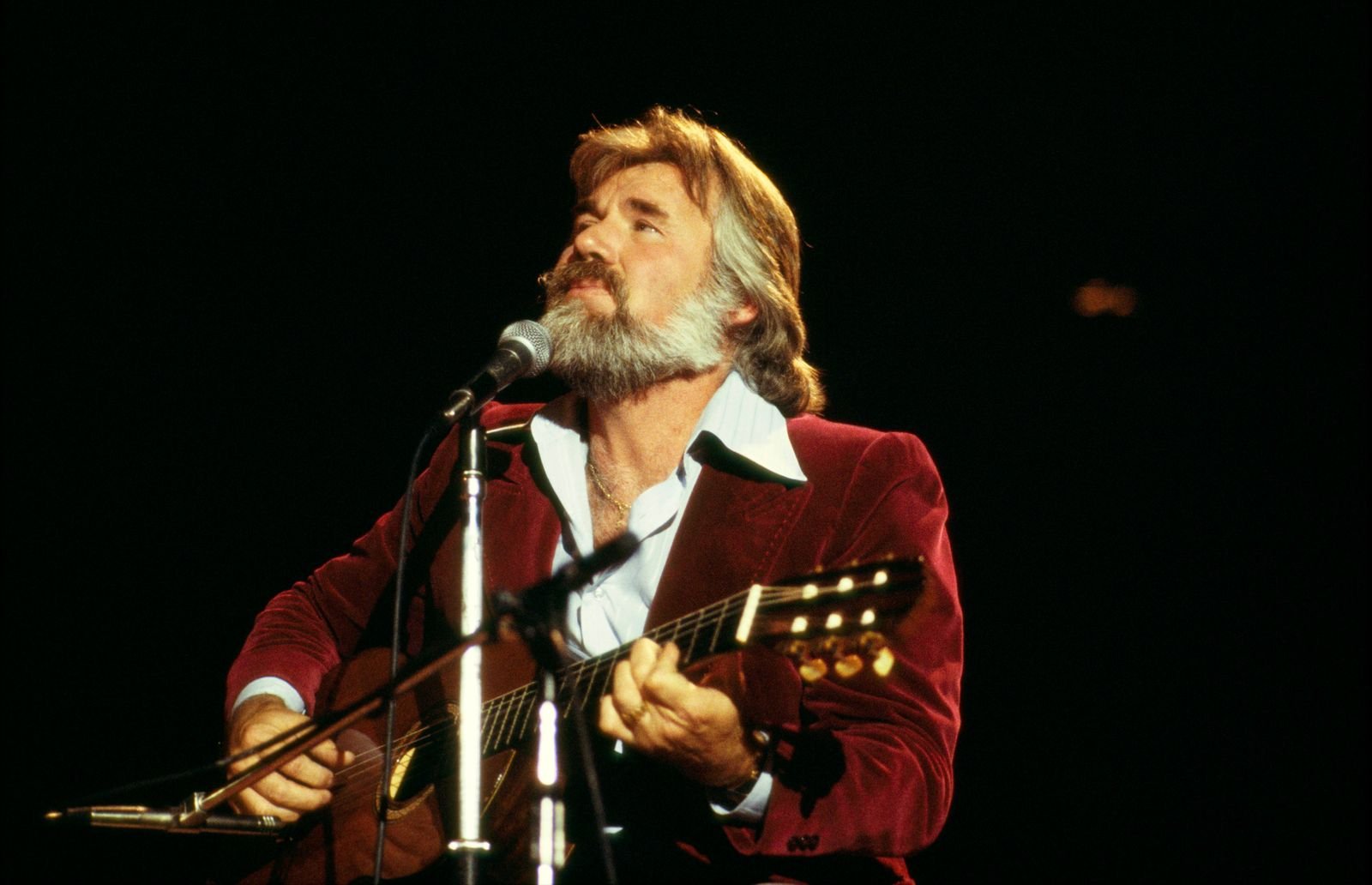 Kenny Rogers performing on stage in 1978 | Source: Getty Images