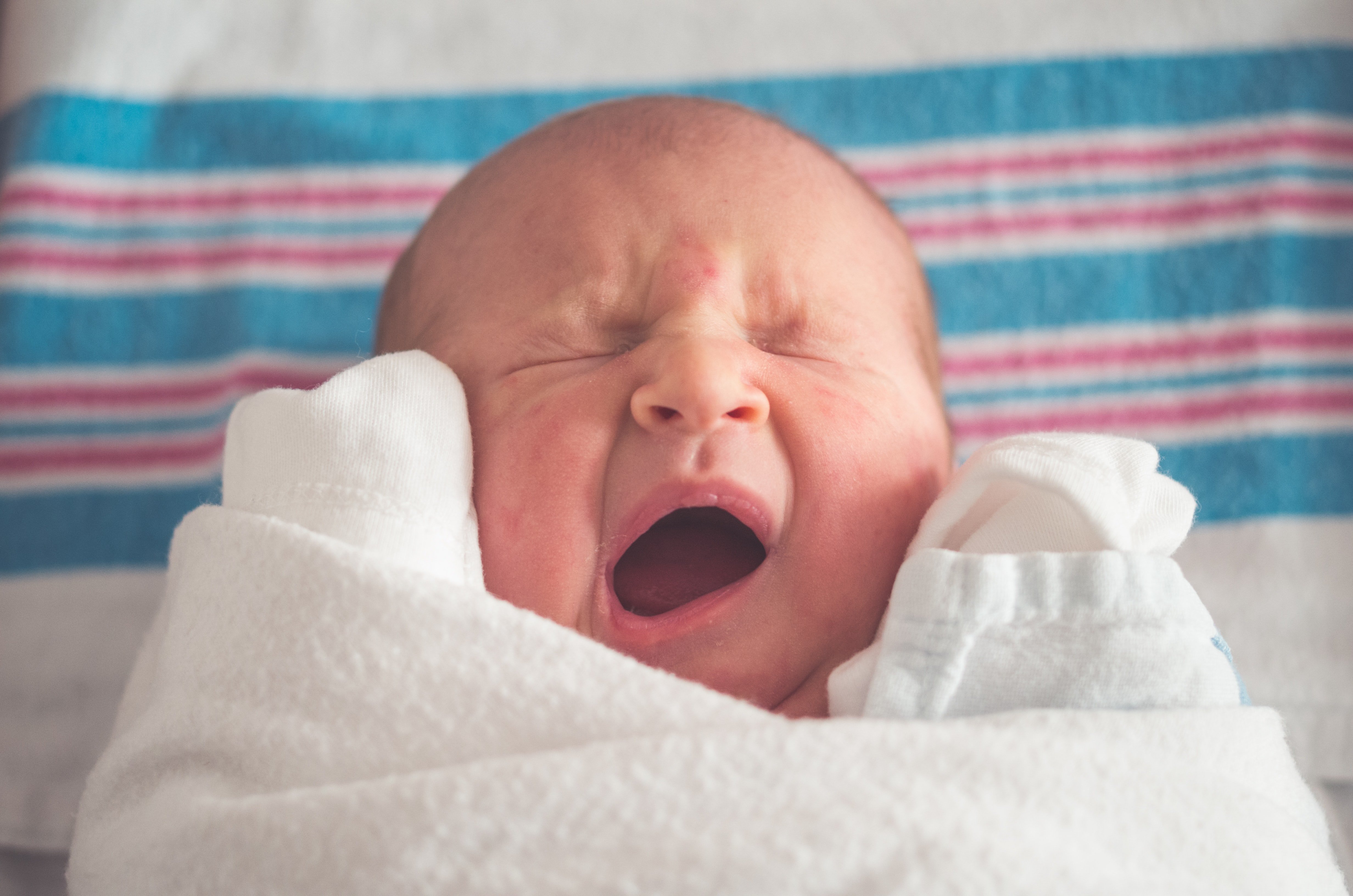 Nachdem er seinen neugeborenen Jungen gesehen hatte, stellte OP fest, dass er keine seiner Gesichtszüge hatte. | Quelle: Unsplash