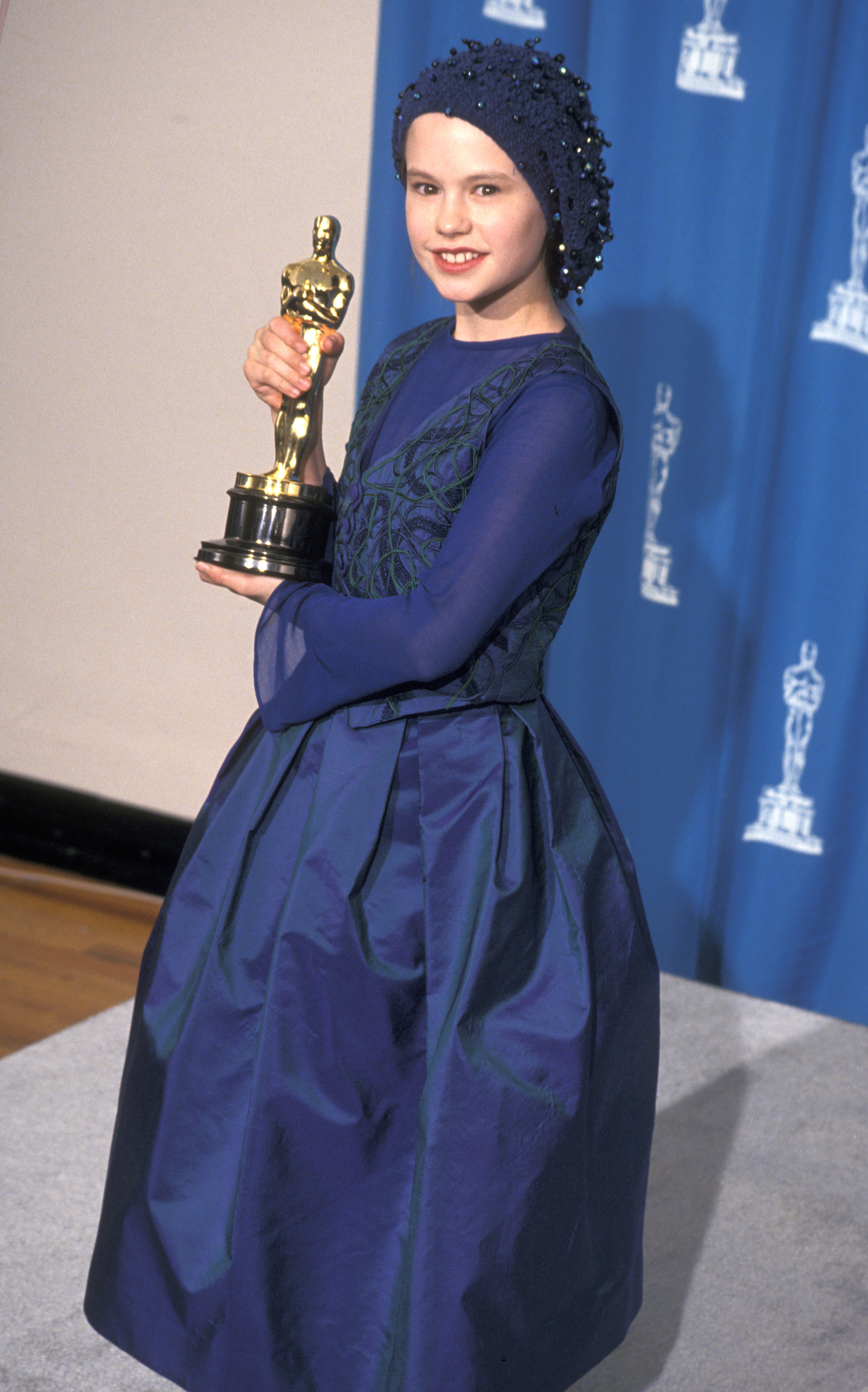 Anna Paquin posing with her Oscar Award in Los Angeles, California | Source: Getty Images