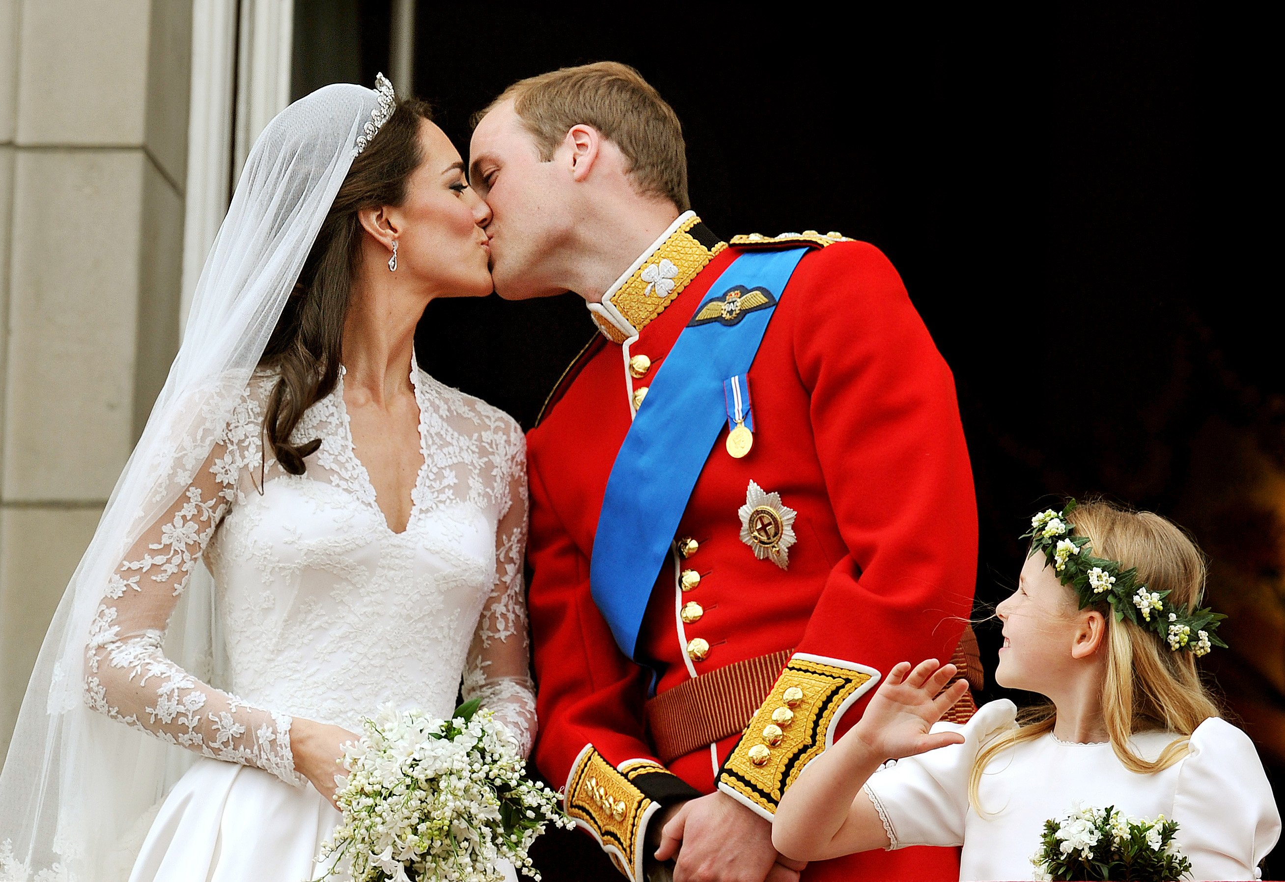 Beso del príncipe William y la duquesa el día de la boda real. | Foto: Getty Images