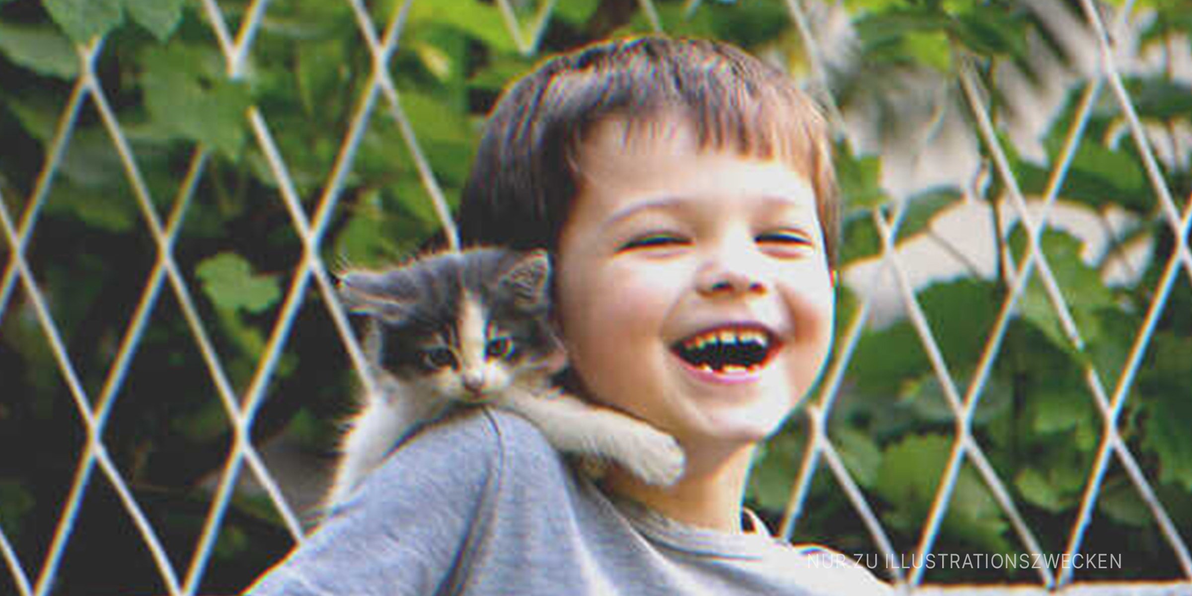Lächelnder Junge mit Kätzchen | Quelle: Shutterstock