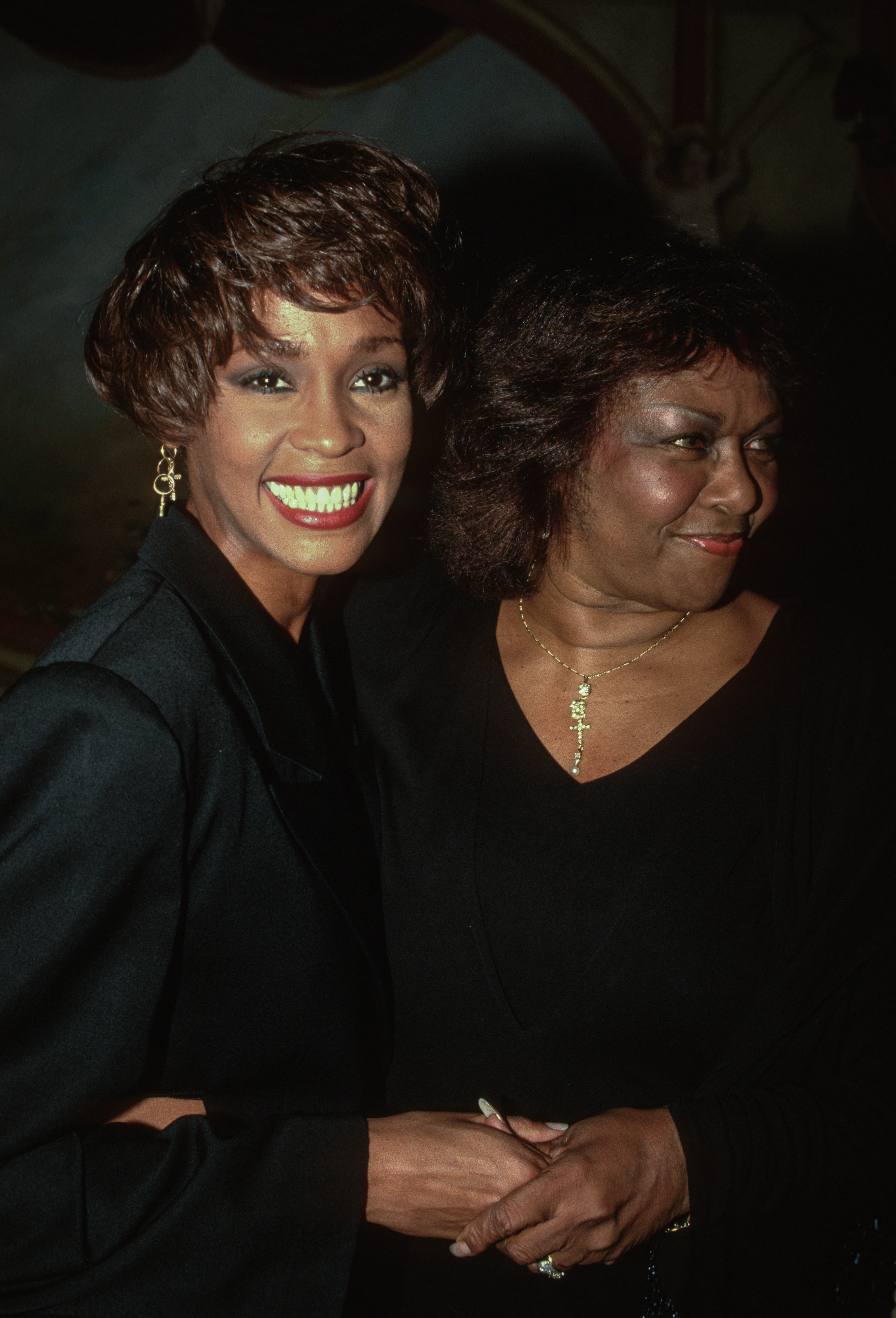 Whitney Houston with her mother Cissy Houston at the Arista Records Party in New York in 1990 | Source: Getty Images
