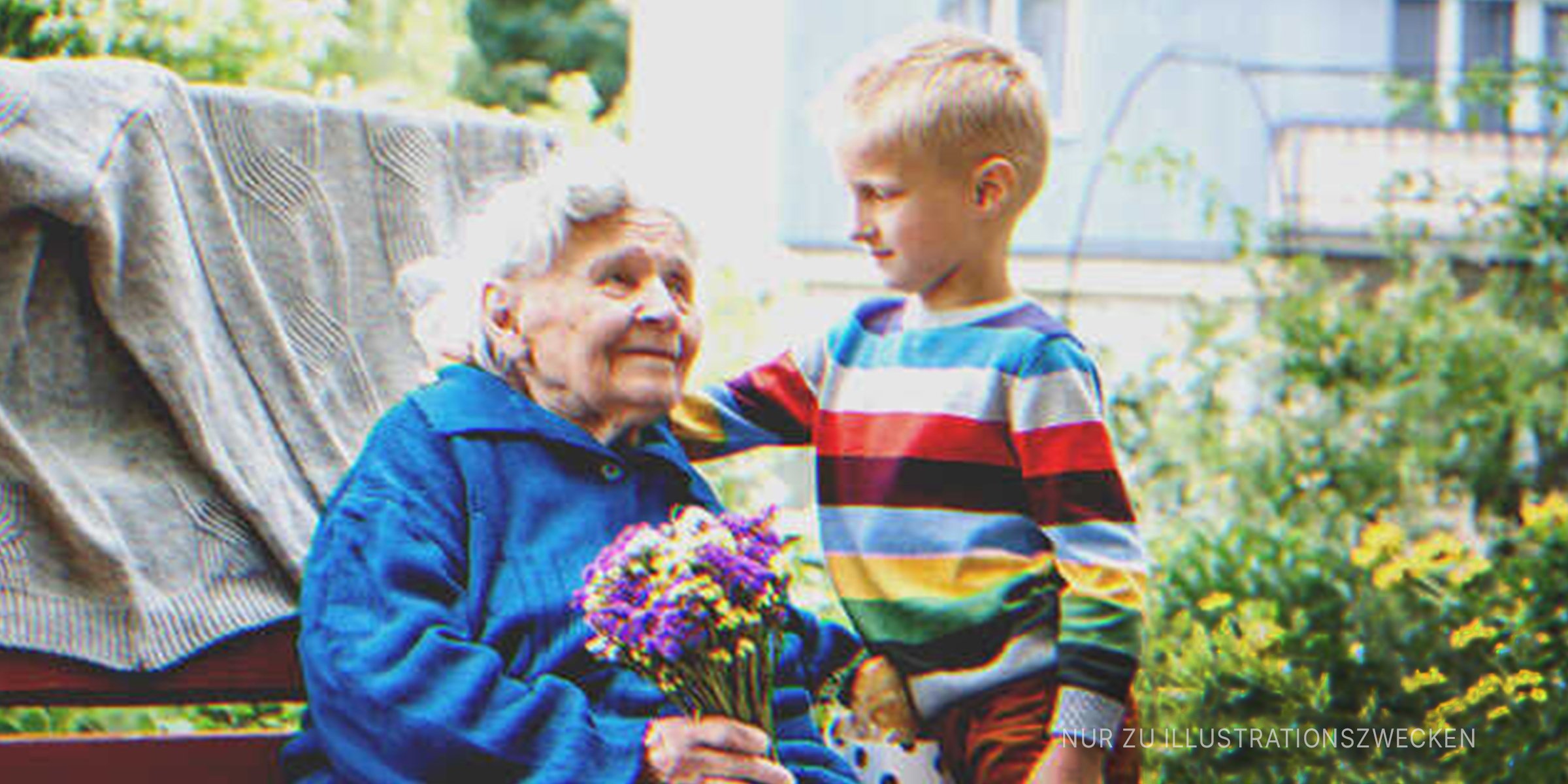 Kleiner Junge schenkt einer alten Frau Blumen | Quelle: Getty Images