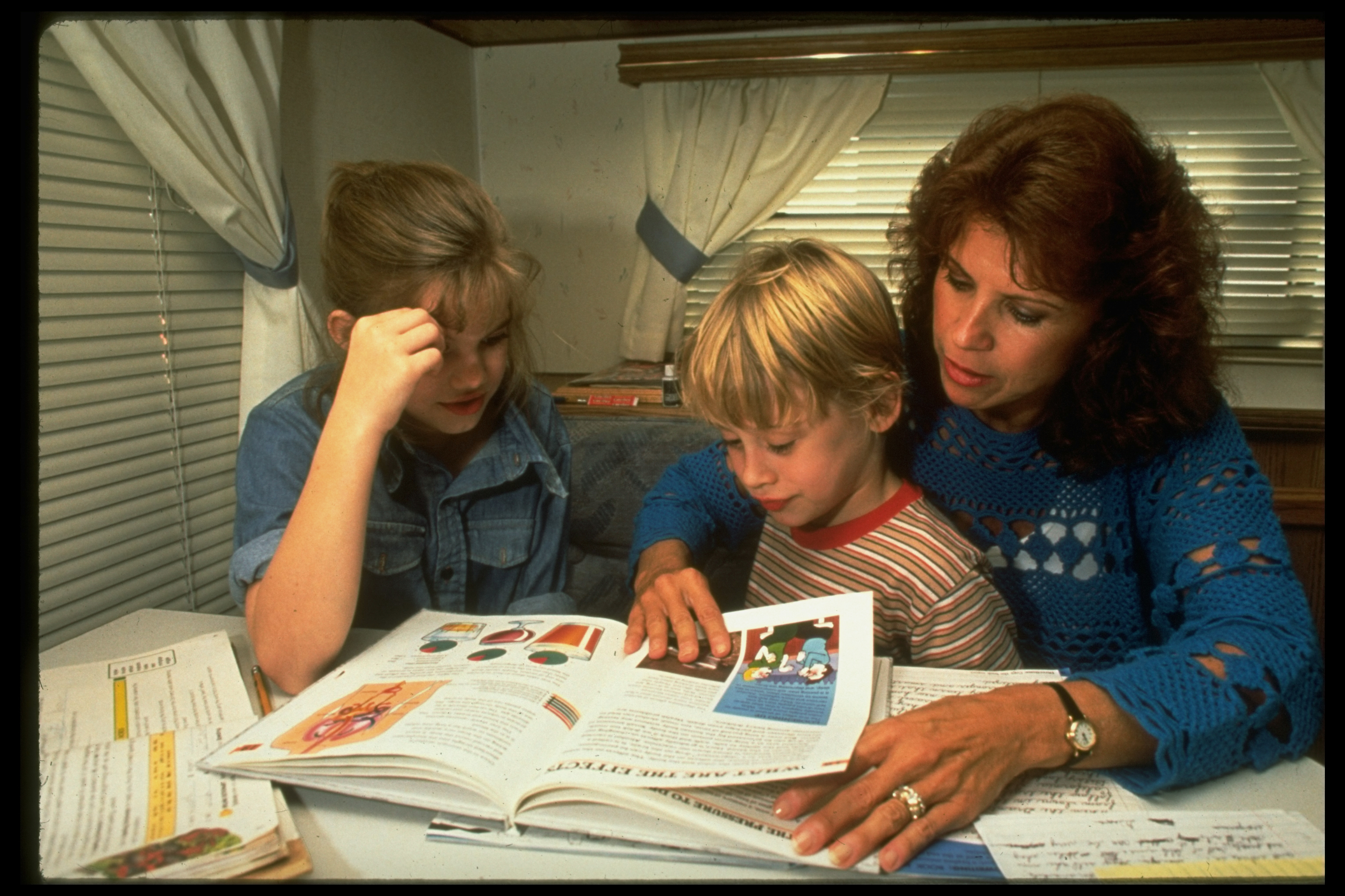 The actress and Macaulay Culkin working with tutor Leah Girolami during the filming of "My Girl," on January 1, 1991 | Source: Getty Images