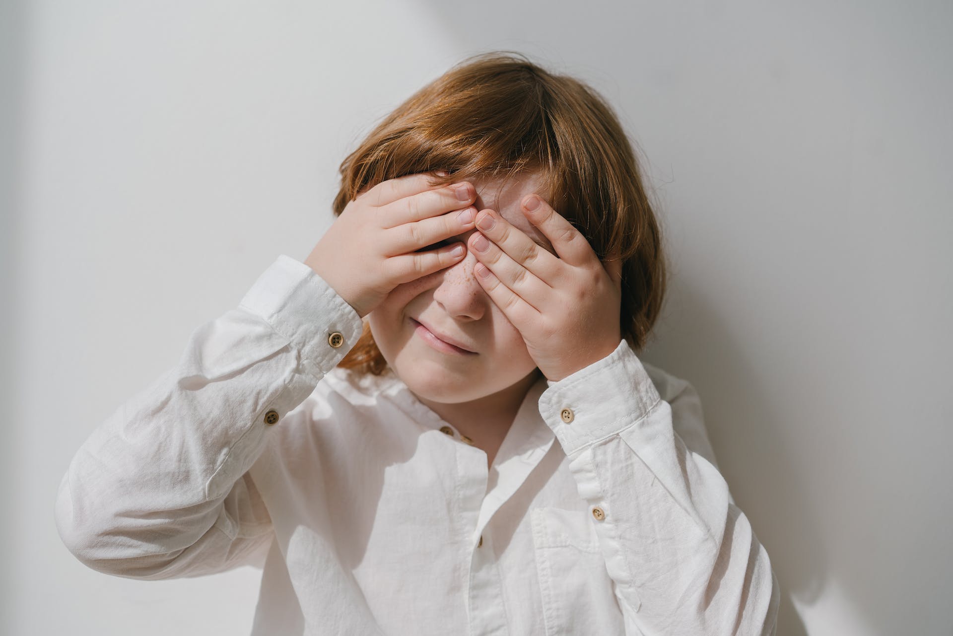 Boy covering his face | Source: Pexels