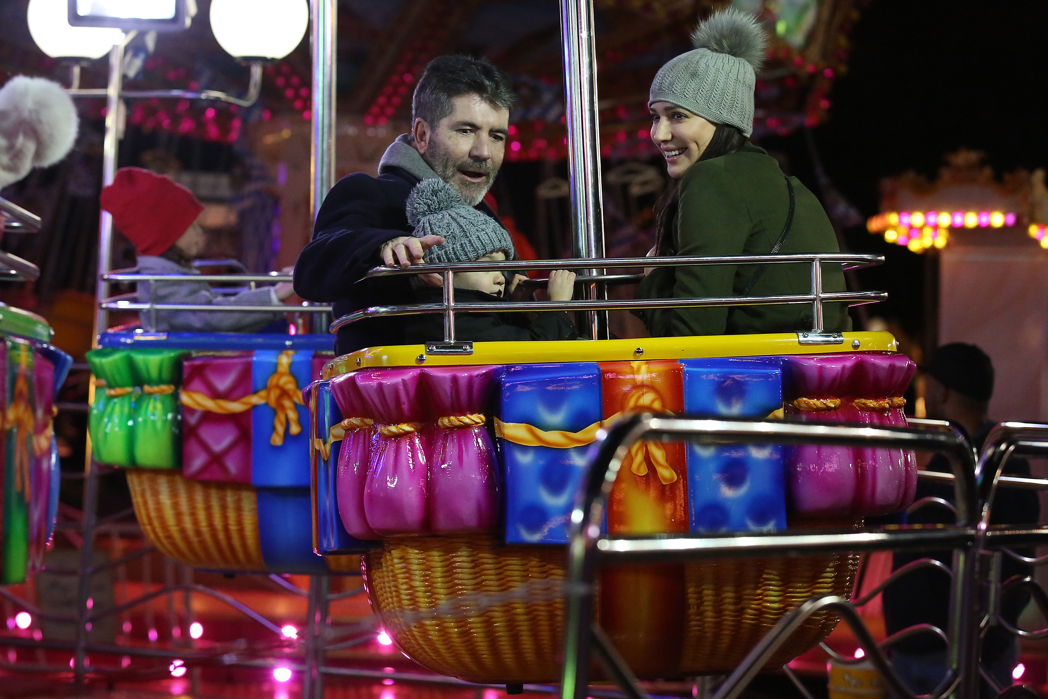 Simon, Eric Cowell y Lauren Silverman en Hyde Park Winter Wonderland, en 2016 en Londres. | Foto: Getty Images