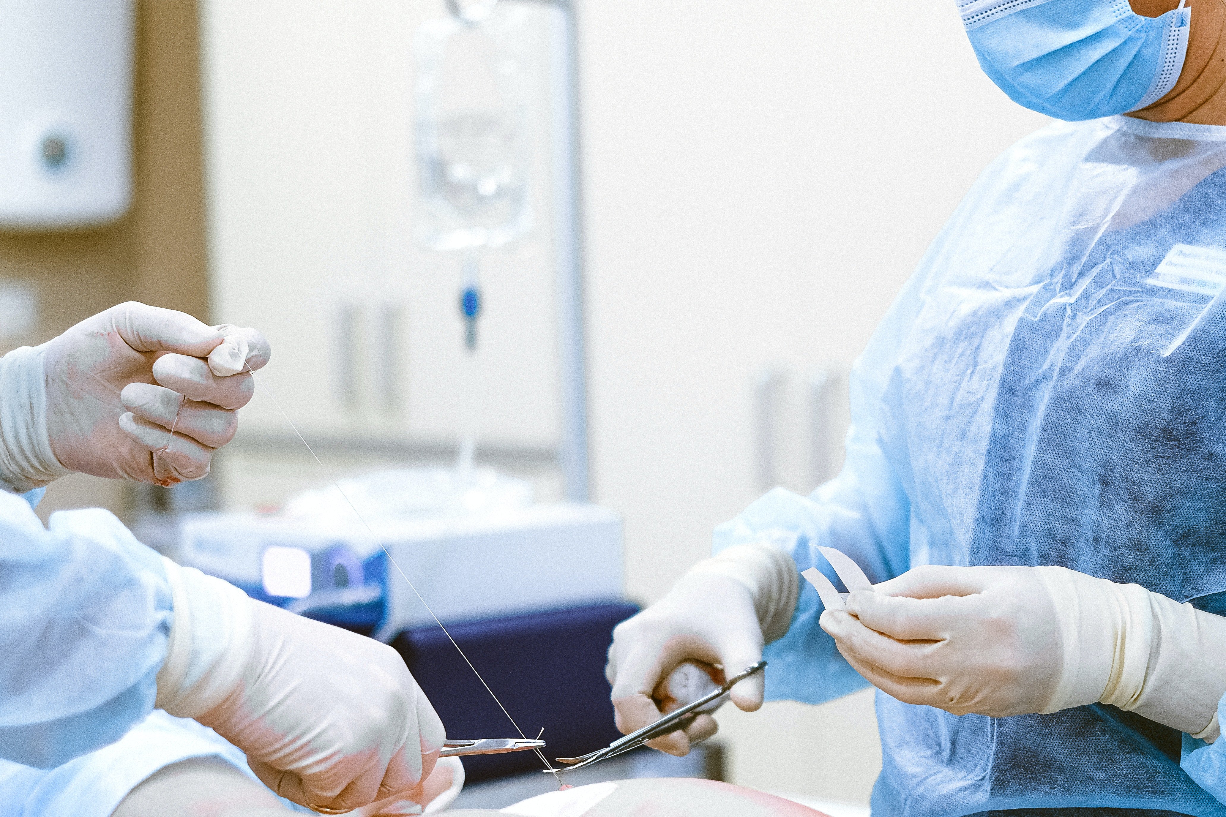 Cirujanos operando en quirófano. | Foto: Pexels
