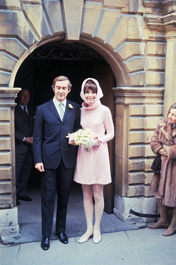 La estrella de cine Audrey Hepburn posa con su nuevo esposo, el psiquiatra italiano Dr. Andrea Dotti, después de su boda, el 18 de enero. | Foto: Getty Images La estrella de cine Audrey Hepburn posa con su nuevo esposo, el psiquiatra italiano Dr. Andrea Dotti, después de su boda, el 18 de enero. | Foto: Getty Images
