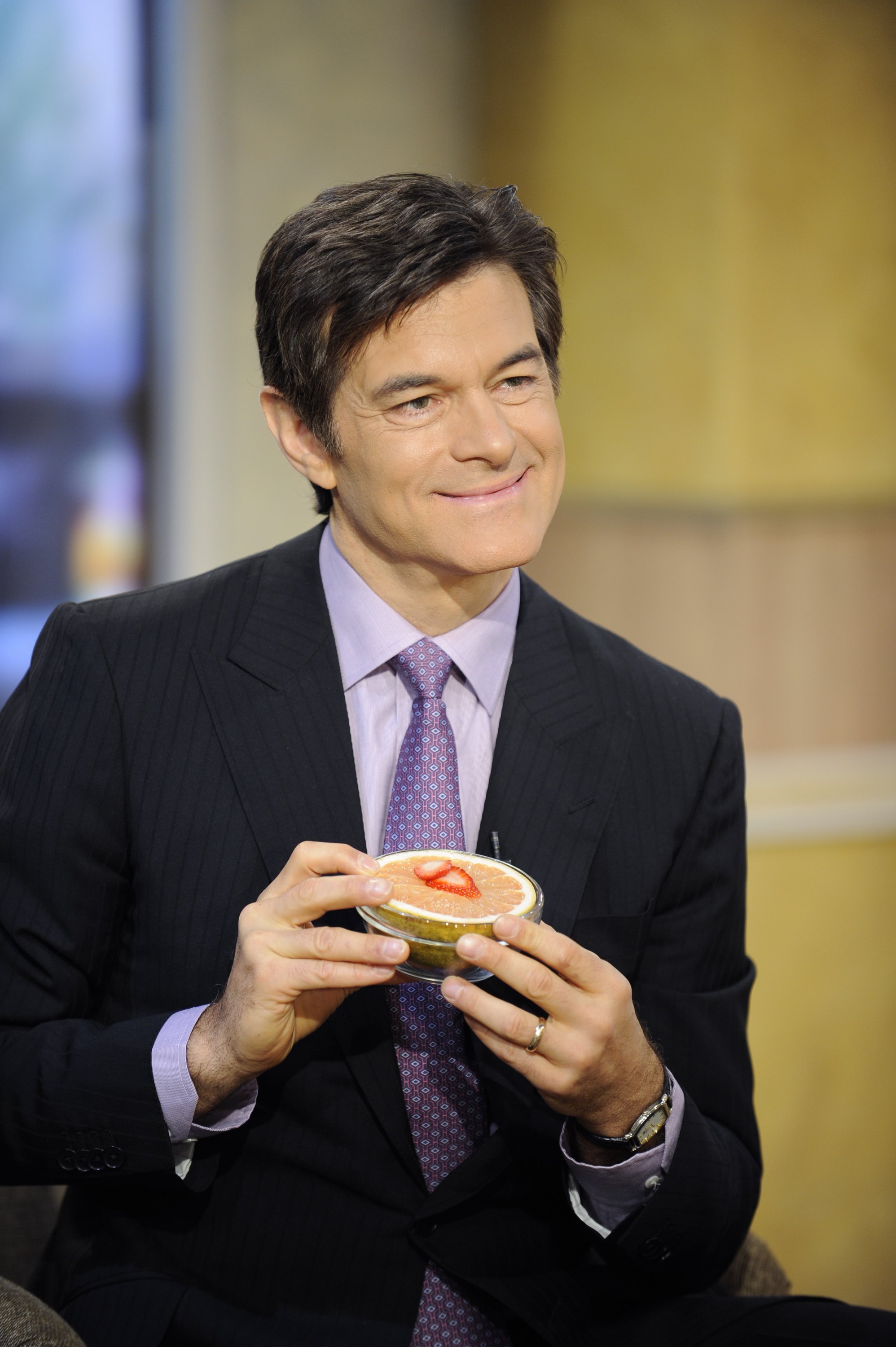 Dr. Mehmet Oz speaks on ABC's "Good Morning America" in 1987 | Source: Getty Images