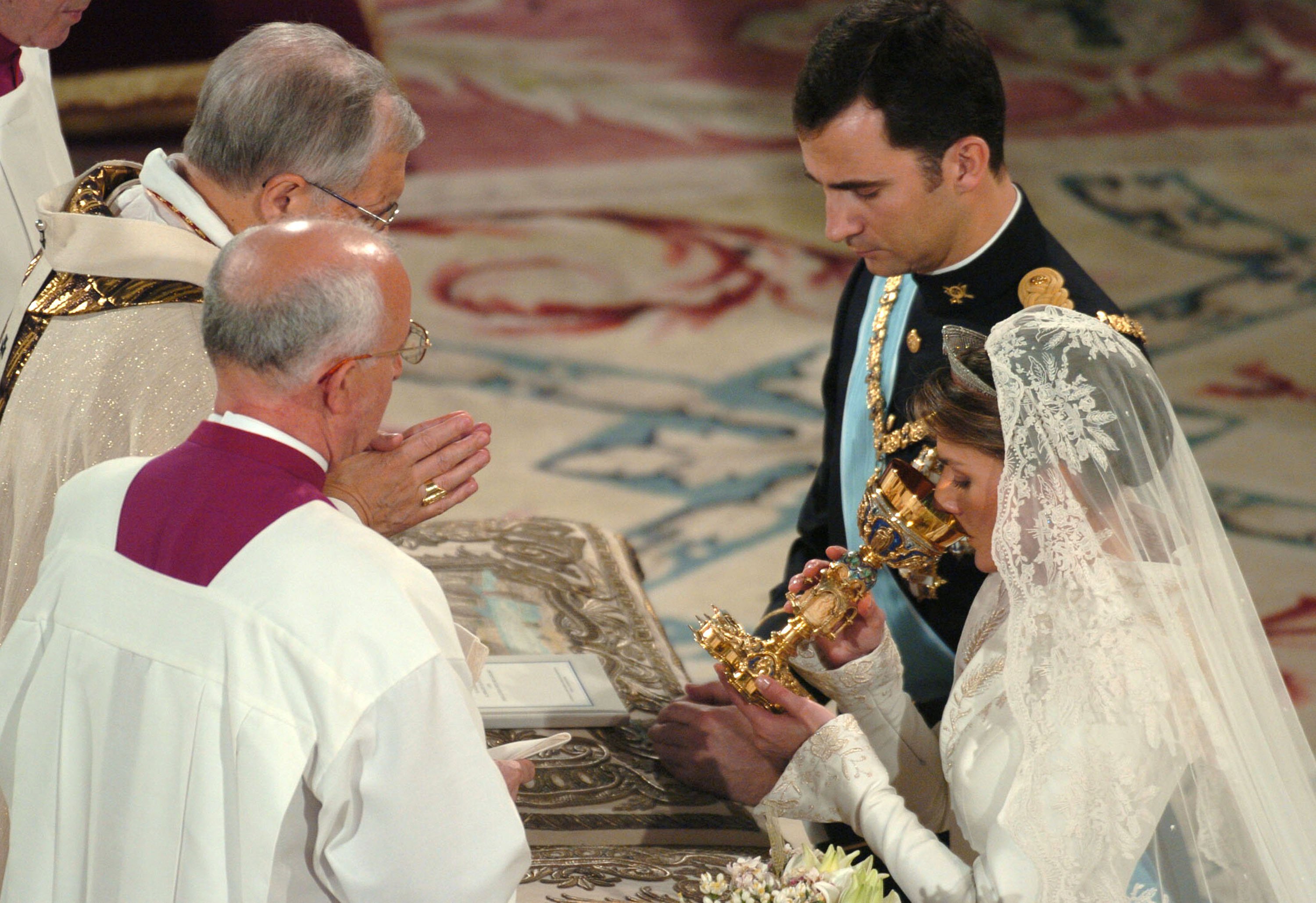 Felipe de Borbón y Letizia de Ortiz contraen matrimonio en la catedral Almudena en mayo de 2004 || Fuente: Getty Images Felipe de Borbón y Letizia de Ortiz contraen matrimonio en la catedral Almudena en mayo de 2004 || Fuente: Getty Images