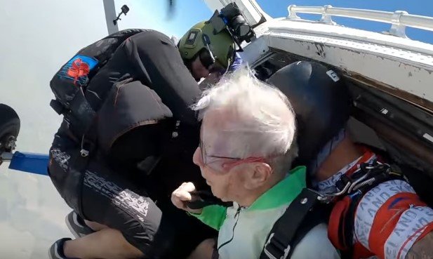 Photo of  103 year old, Al Blaschke skydiving | Photo: Youtube / ABC News