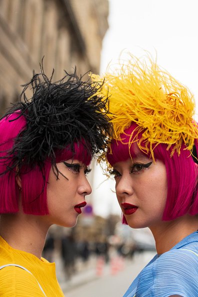 Les artistes musicales Aya Suzuki et Ami Suzuki du duo Amiaya |Photo : Getty Images Les artistes musicales Aya Suzuki et Ami Suzuki du duo Amiaya |Photo : Getty Images