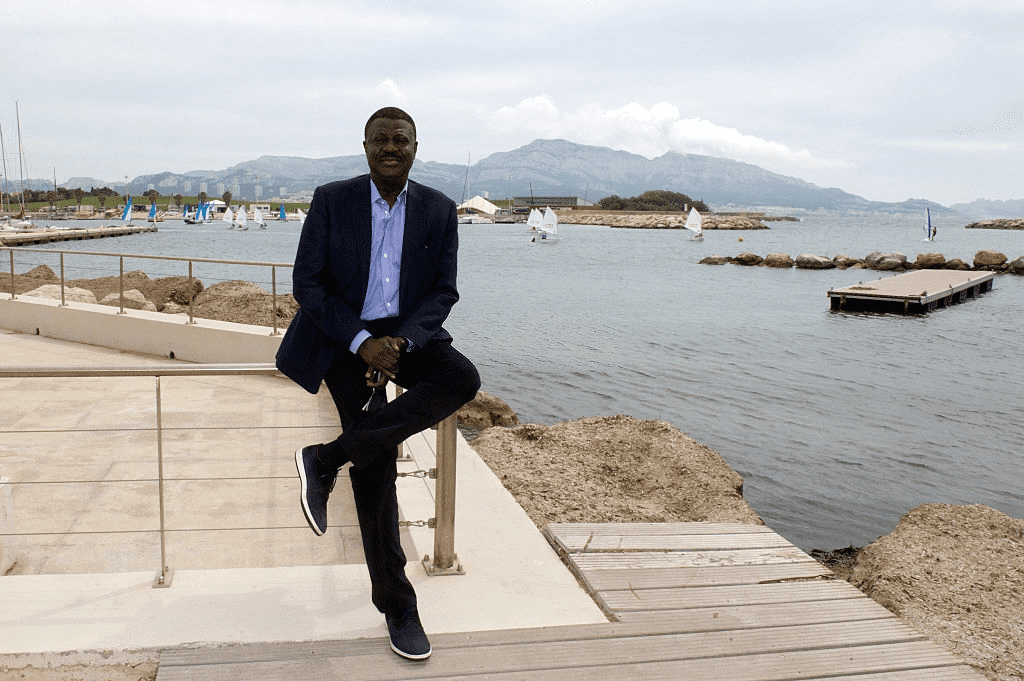 l'ancien président (2005-2009) du club olympique de football de Marseille, Pape Diouf, est photographié pour Paris Match le 22 avril 2016 à Marseille, France. | Photo : Getty Images