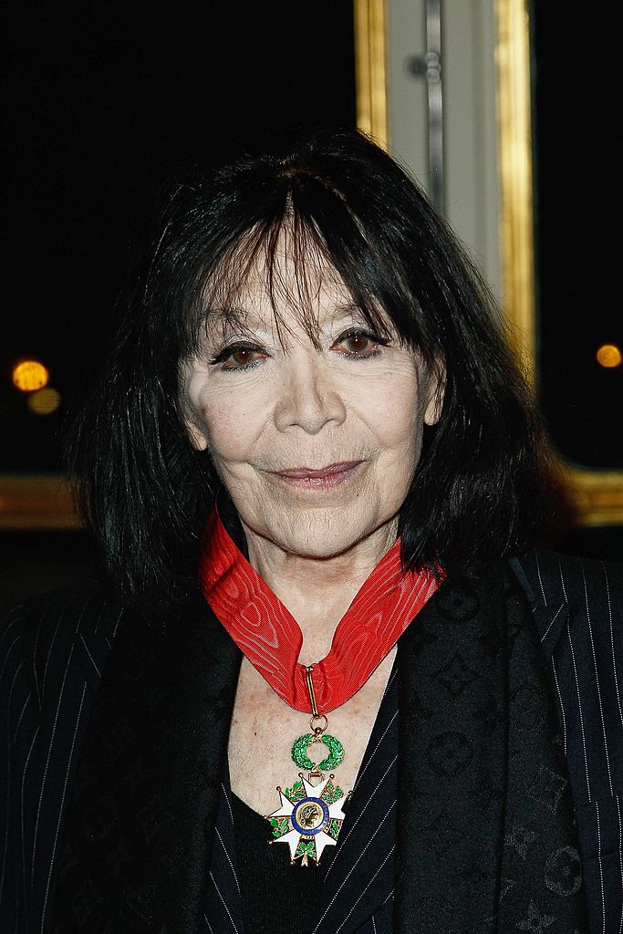 Juliette Greco poses after being awarded the Commandeur de l'Ordre National de la Légion d'Honneur at Ministere de la Culture on December 12, 2012. | Photo : Getty Images