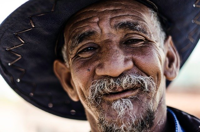Hombre mayor con bigote y barba. │Foto: Pixabay