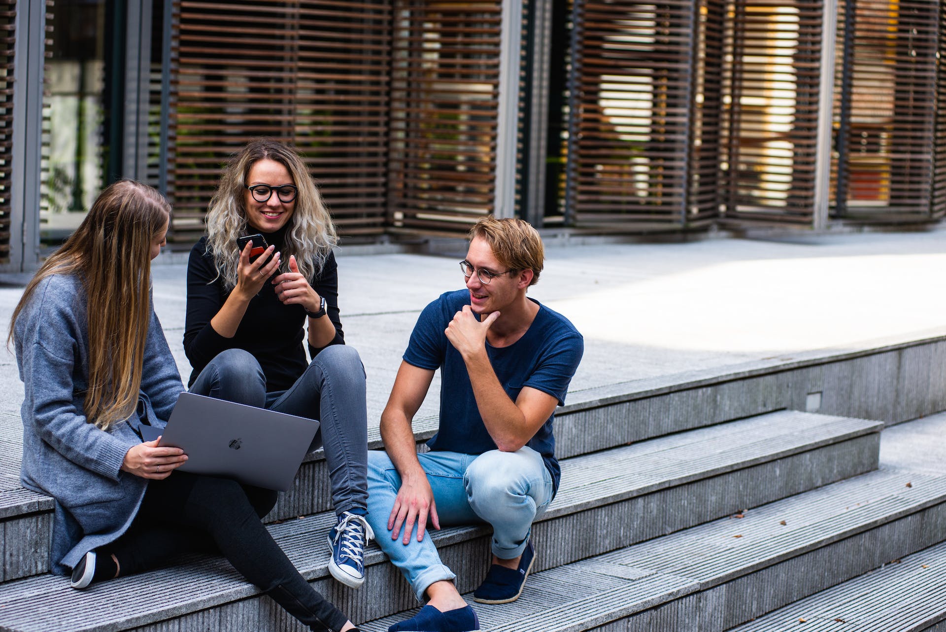 A group of friends talking to each other | Source: Pexels