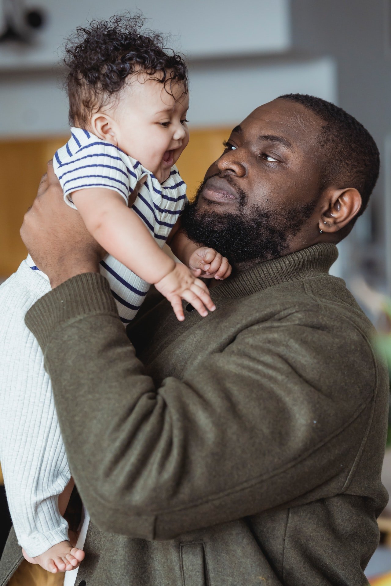 Dad holding his baby | Source: Pexels