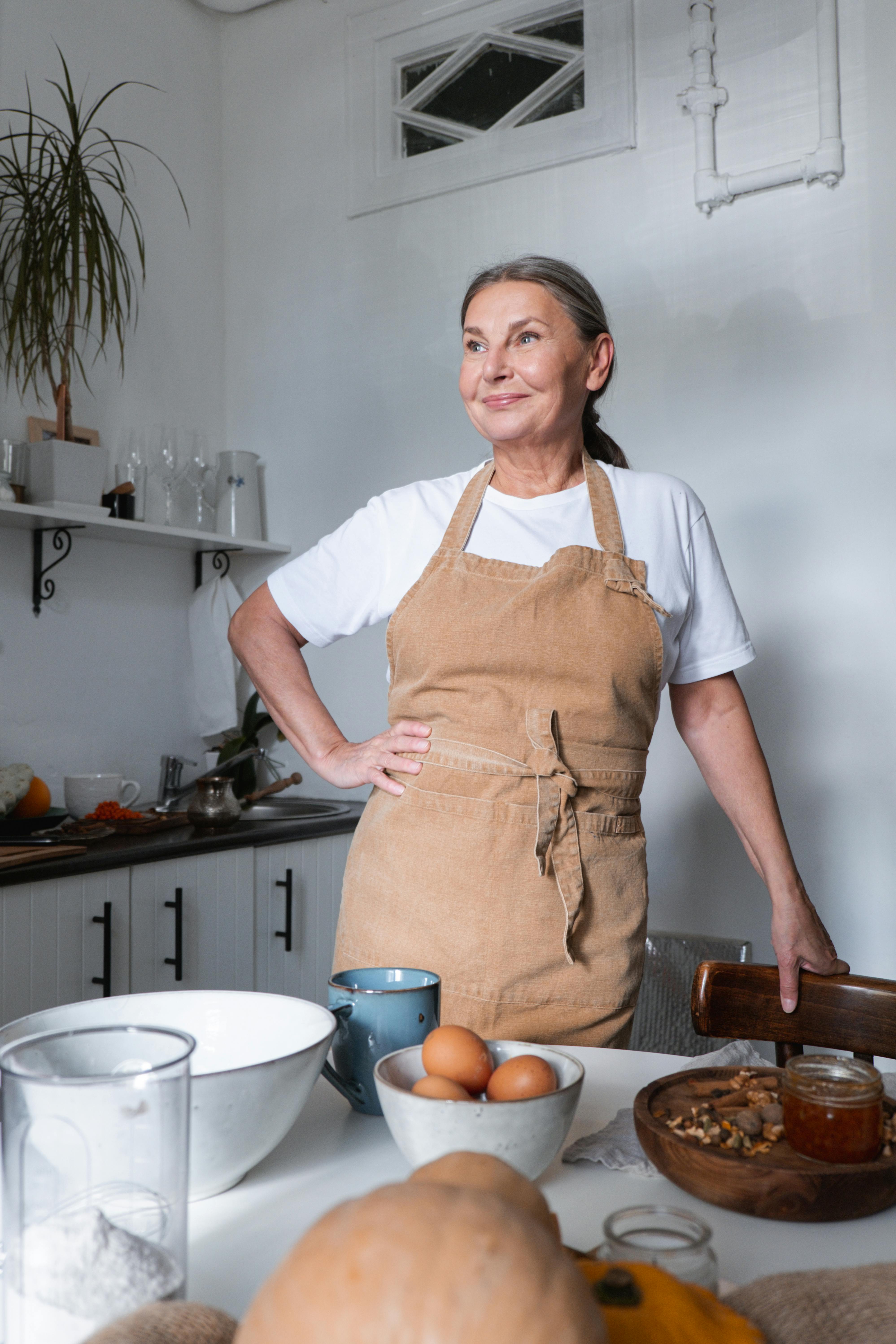 A woman in a kitchen | Source: Pexels
