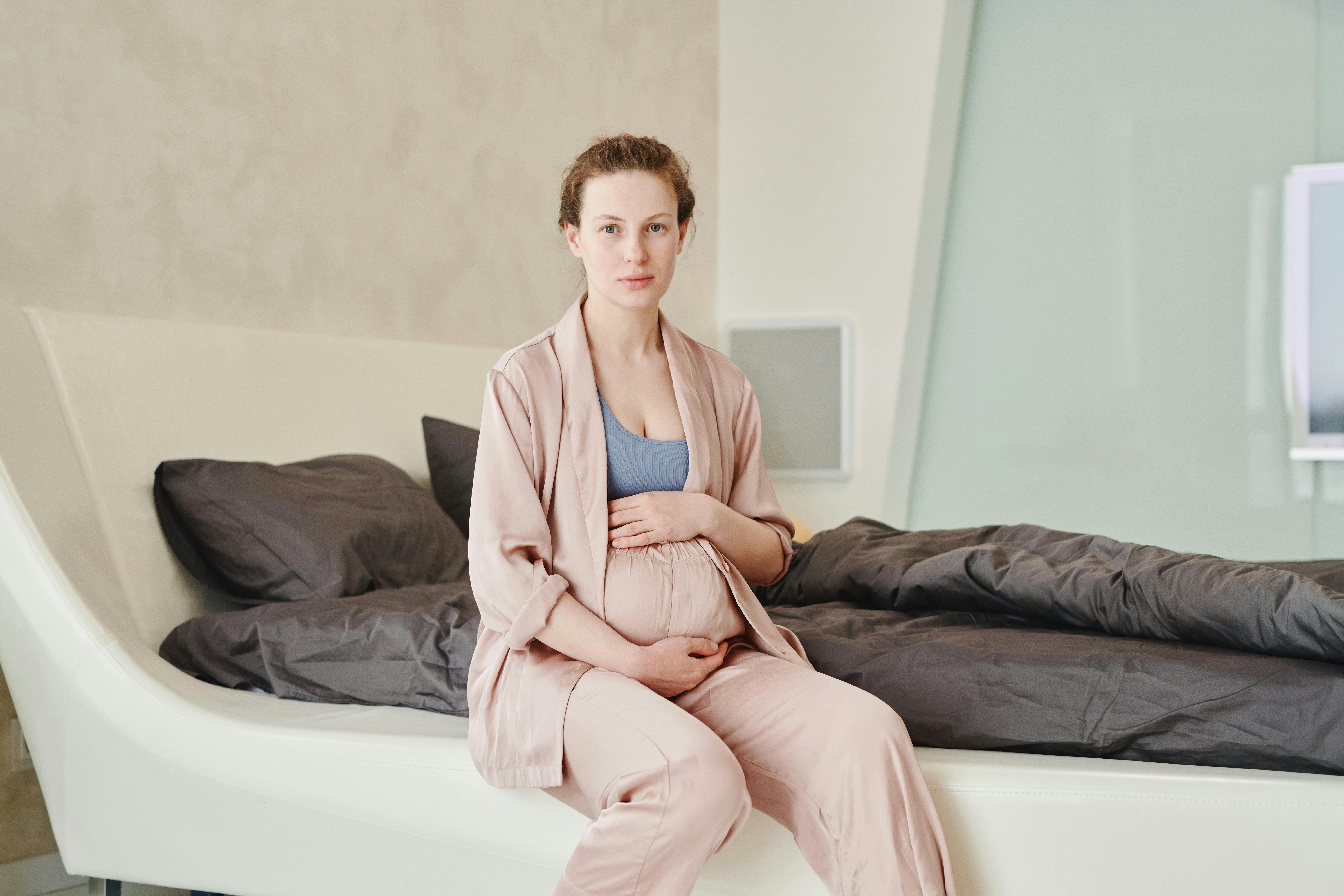 A pregnant woman sitting and looking ahead | Source: Pexels