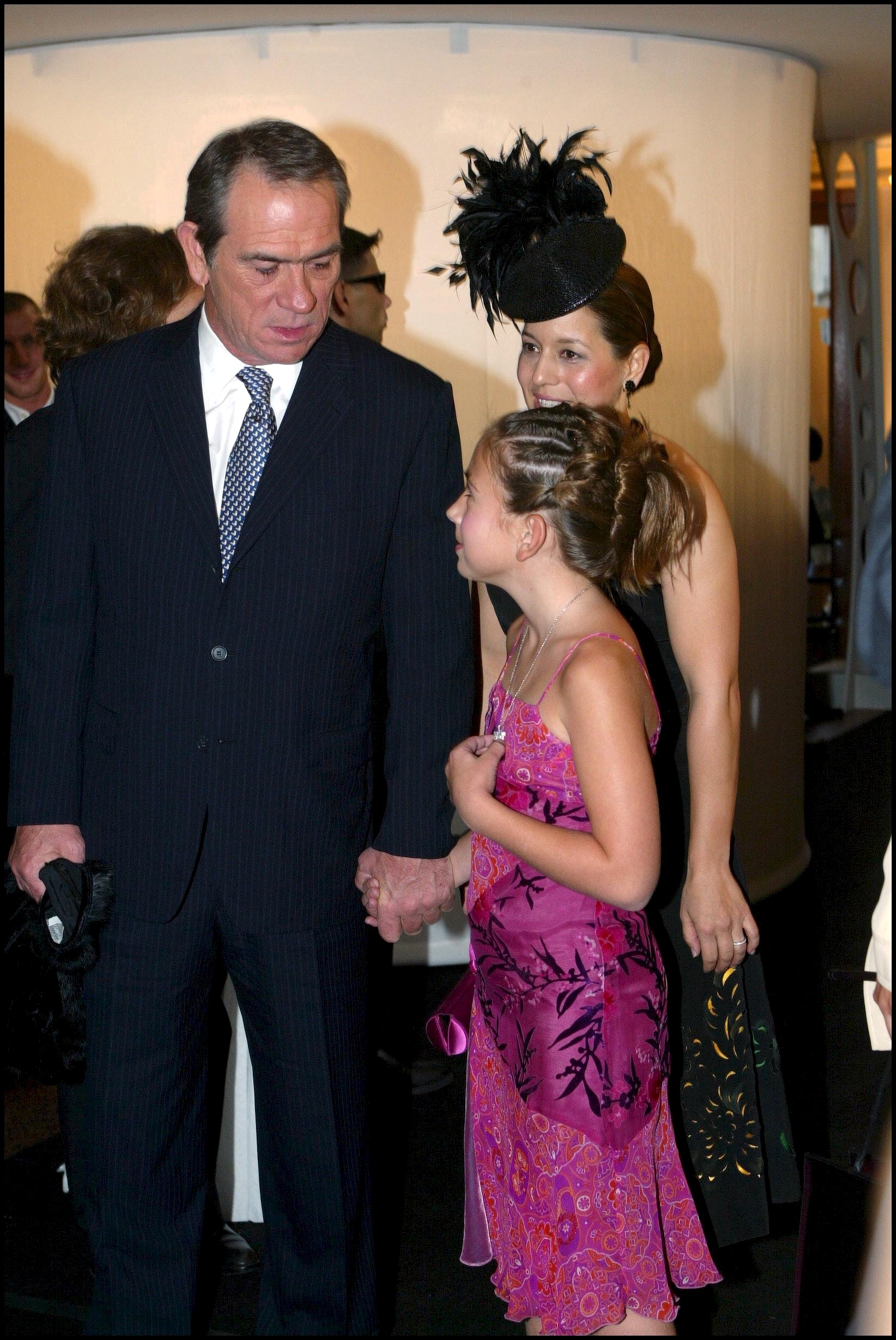 Tommy Lee Jones and Victoria Jones at the premiere of "Men In Black 2" in Paris, France, on July 18, 2002. | Source: Getty Images